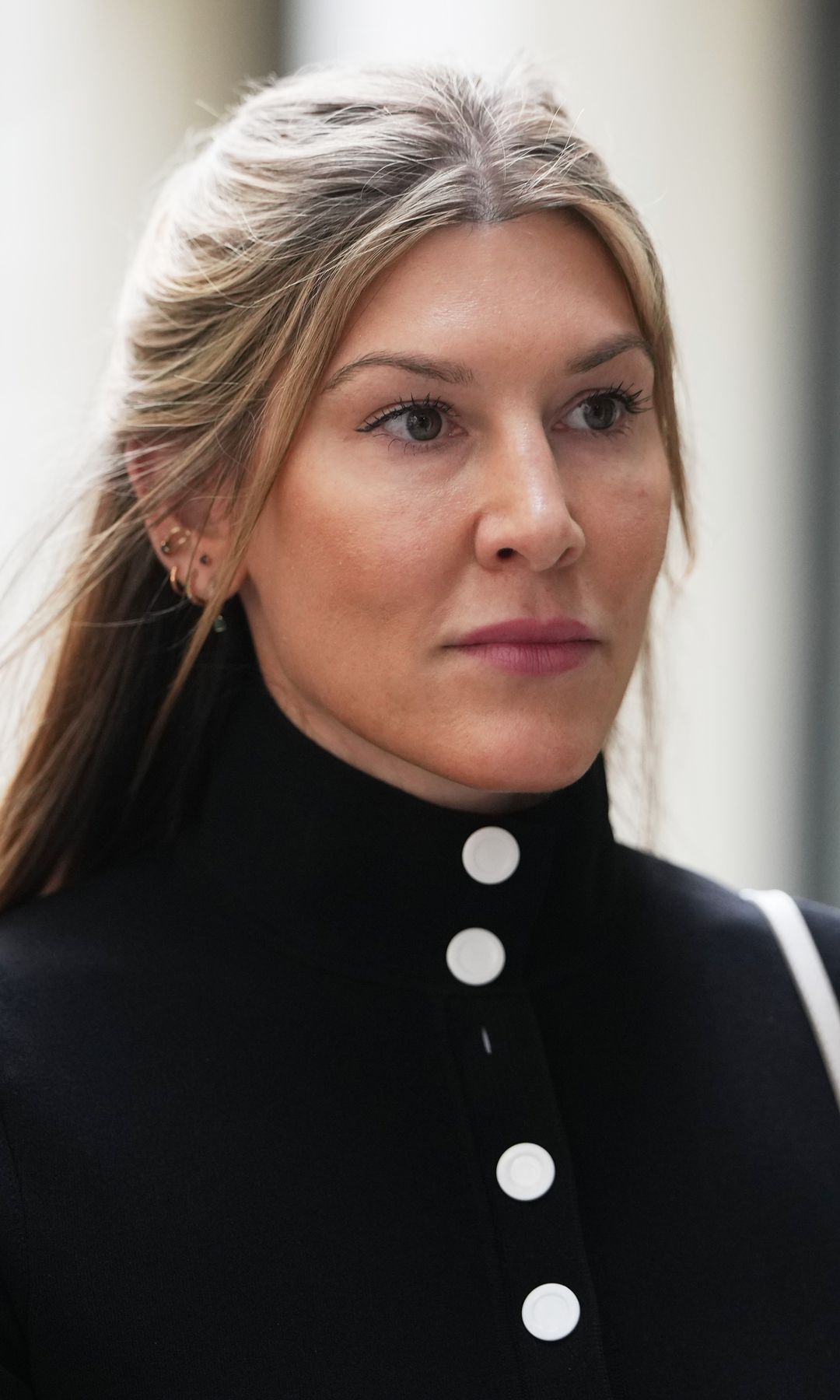 Mujer con maquillaje natural y relajado 