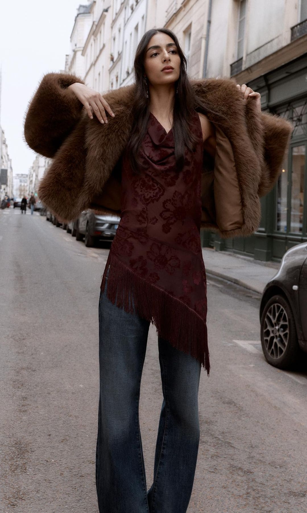 Tops especiales de Zara para llevar con vaqueros estas navidades y ser la más elegante, como Tamara Falcó