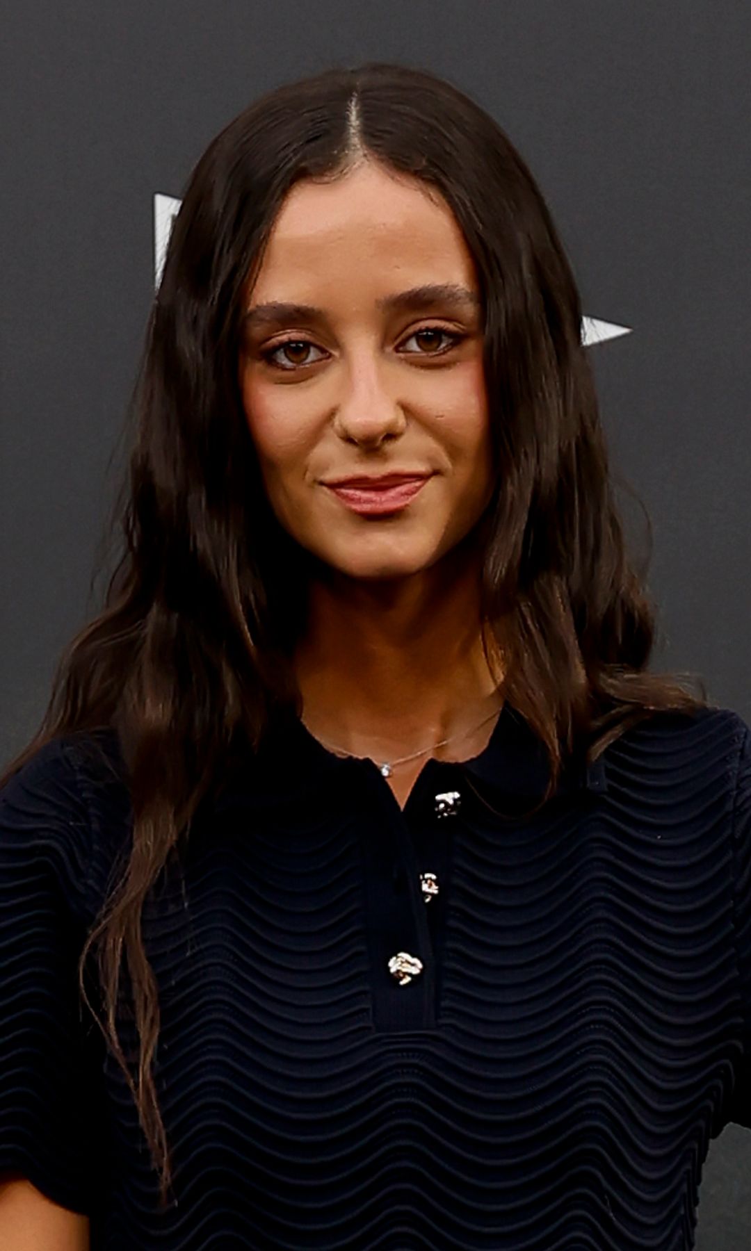 El look de Victoria Federica que rompe dos normas no escritas de moda: vaqueros anchos y polo oscuro en plena ola de calor