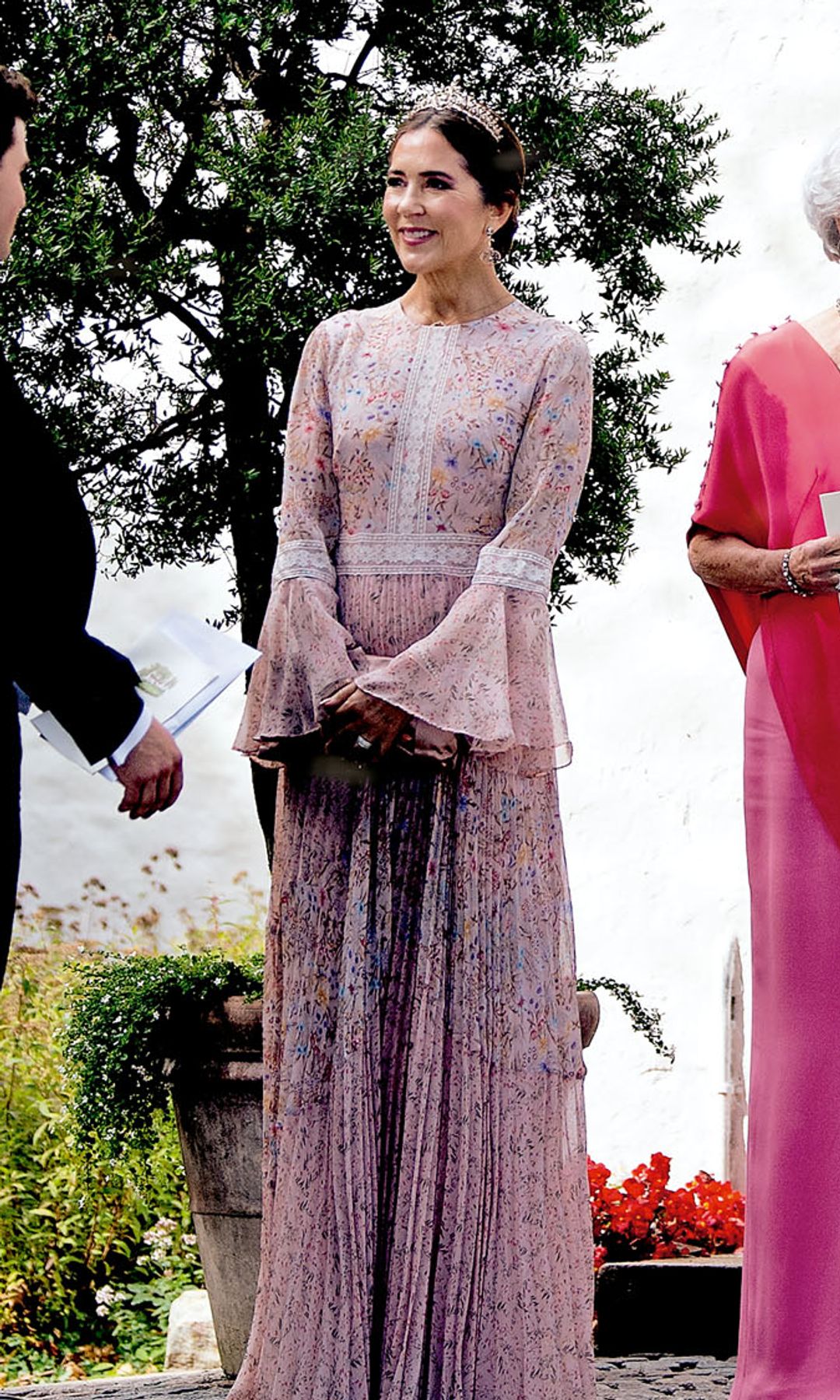 Mary de Dinamarca, espectacular de rosa en la boda del ahijado de Federico con la tiara que compró ella misma en una subasta