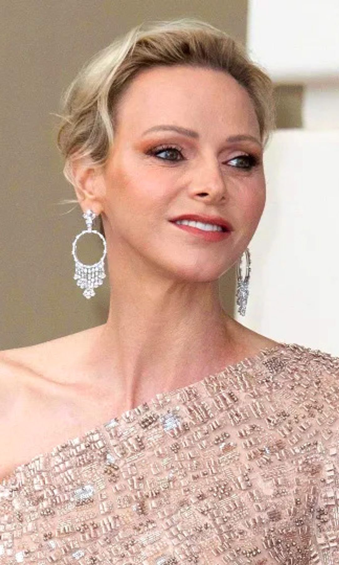 Charlene de Mónaco deslumbra en la ópera con su vestido joya de gala: asimétrico, color champán y cubierto de lentejuelas