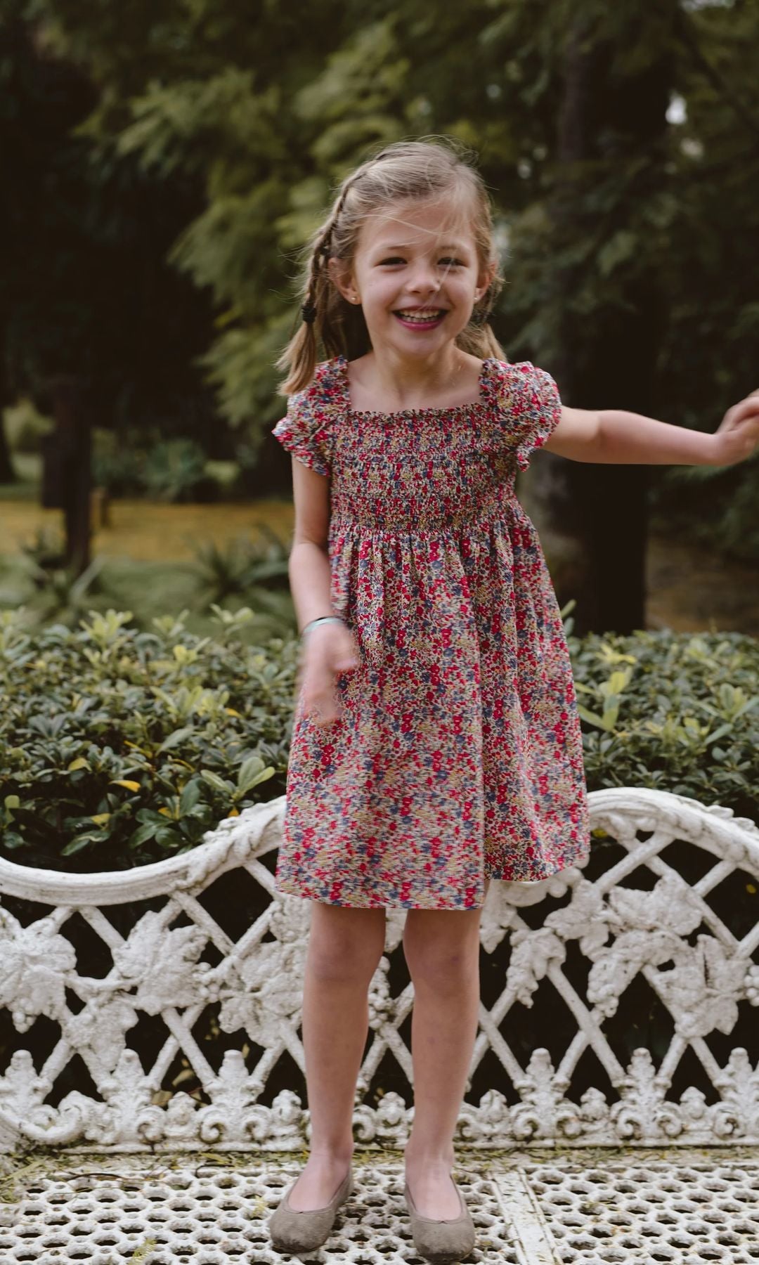 Vestido con nido de abeja y Liberty para niña de arras de Rocío Fernández Cotta