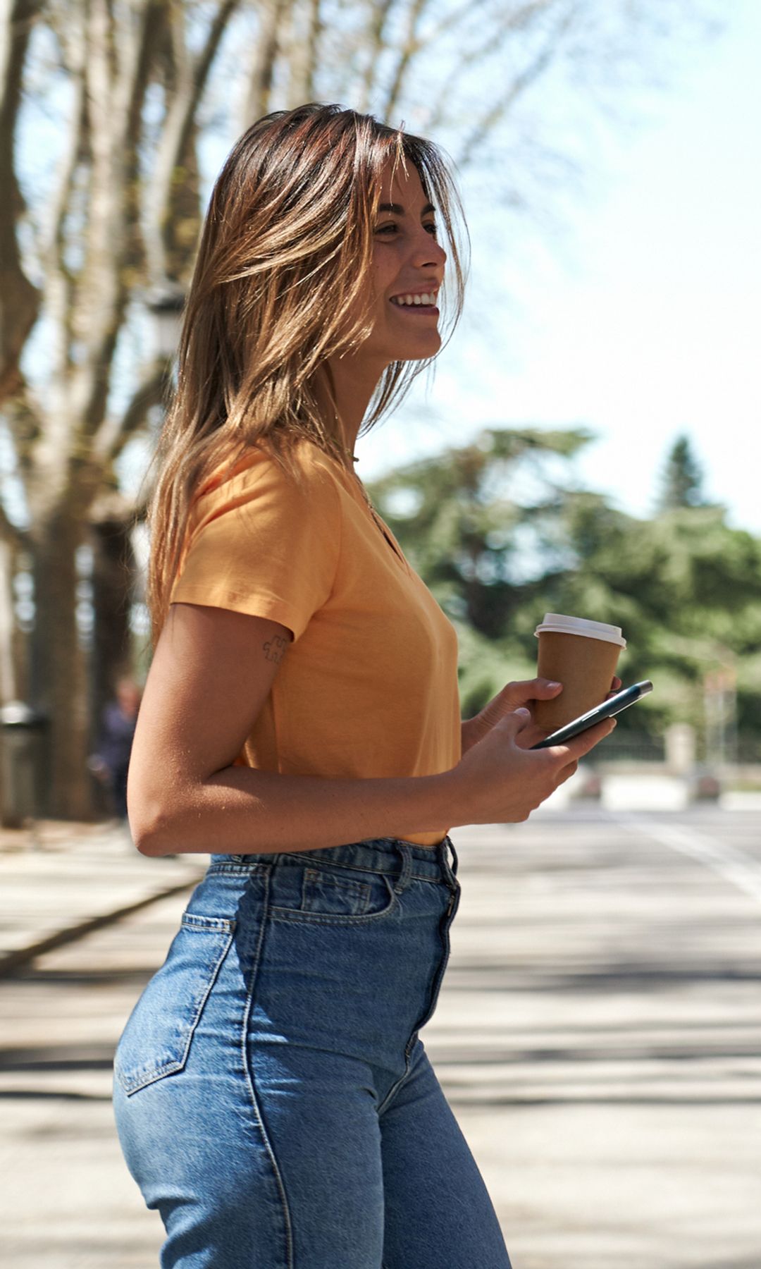 Mujer sonriendo cruzando la calle