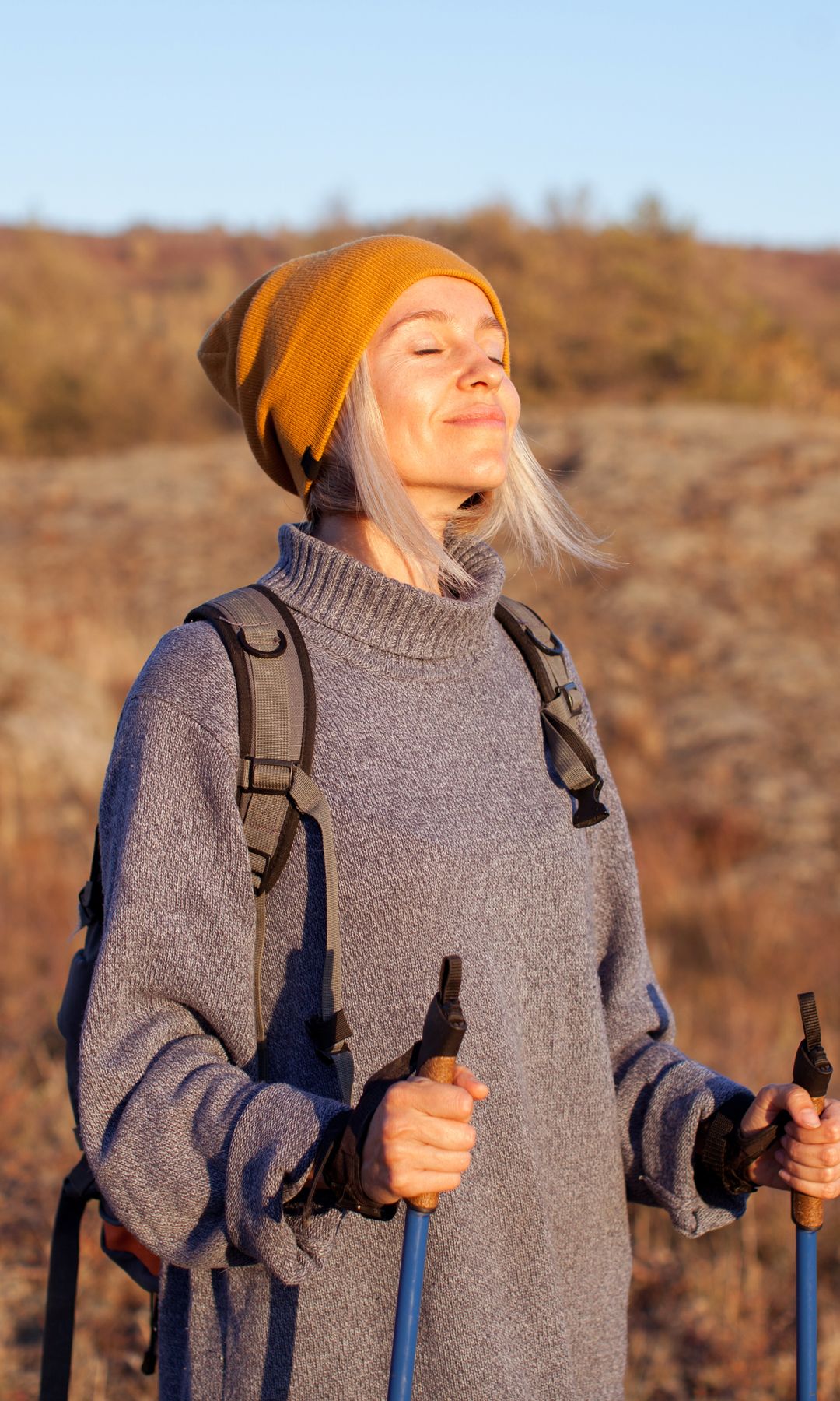 Mujer paseando por el campo en otoño