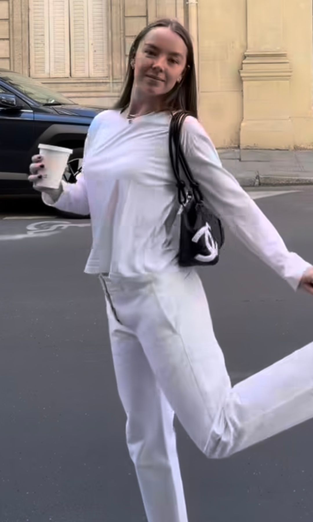 Alexandra de Hannover lleva en París el look blanco que favorece siempre con un detalle inesperado: un bolso 'vintage' de 2004