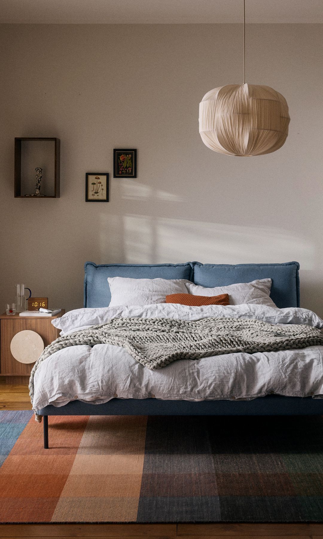 Dormitorio con alfombra