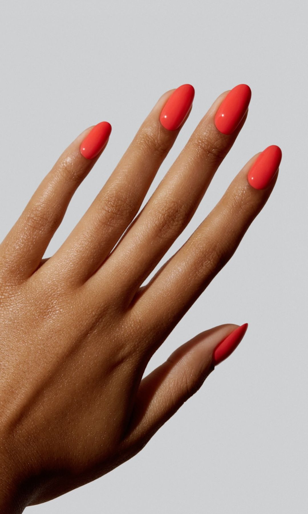 Manicura en tono coral