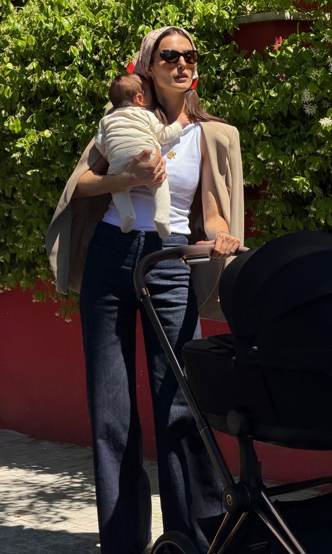 Blanca Padilla estrena armario en su primer verano como madre con vestidos fluidos, propuestas románticas y básicos infalibles
