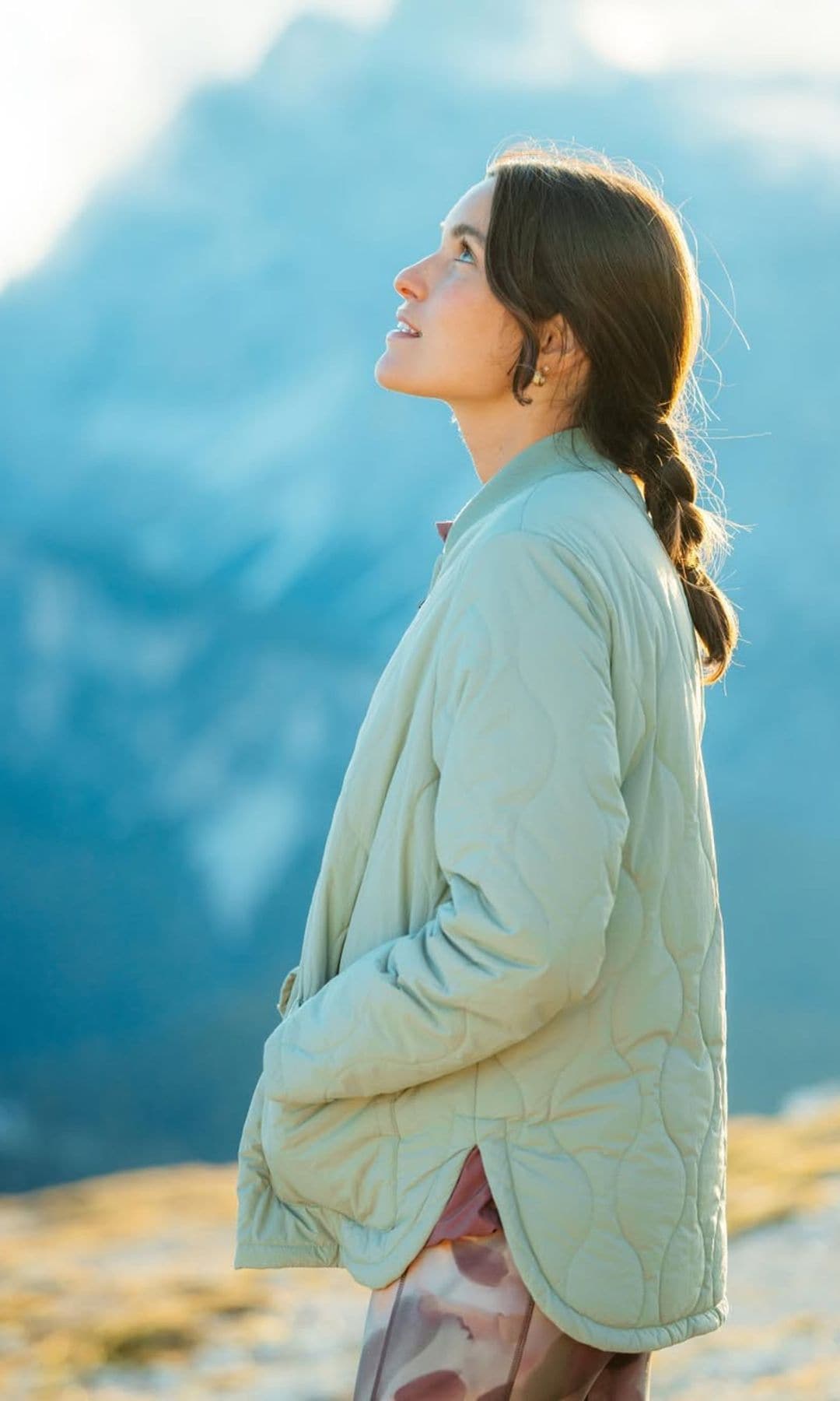 Una mujer pensativa mirando al cielo 