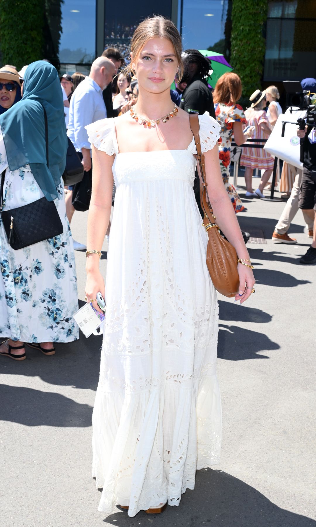 Florence Hunt, actriz de 'Los Bridgerton', optó por un vestido blanco de punto inglés para asistir a la penúltima jornada de Wimbledon 