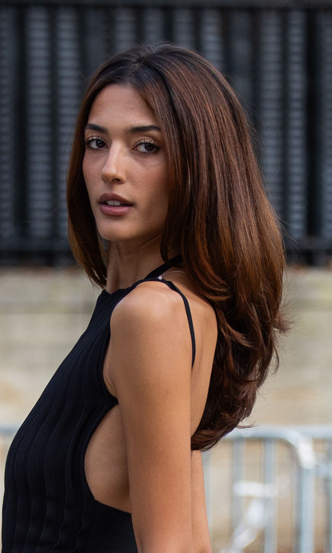 Mujer con cabello largo y capas largas