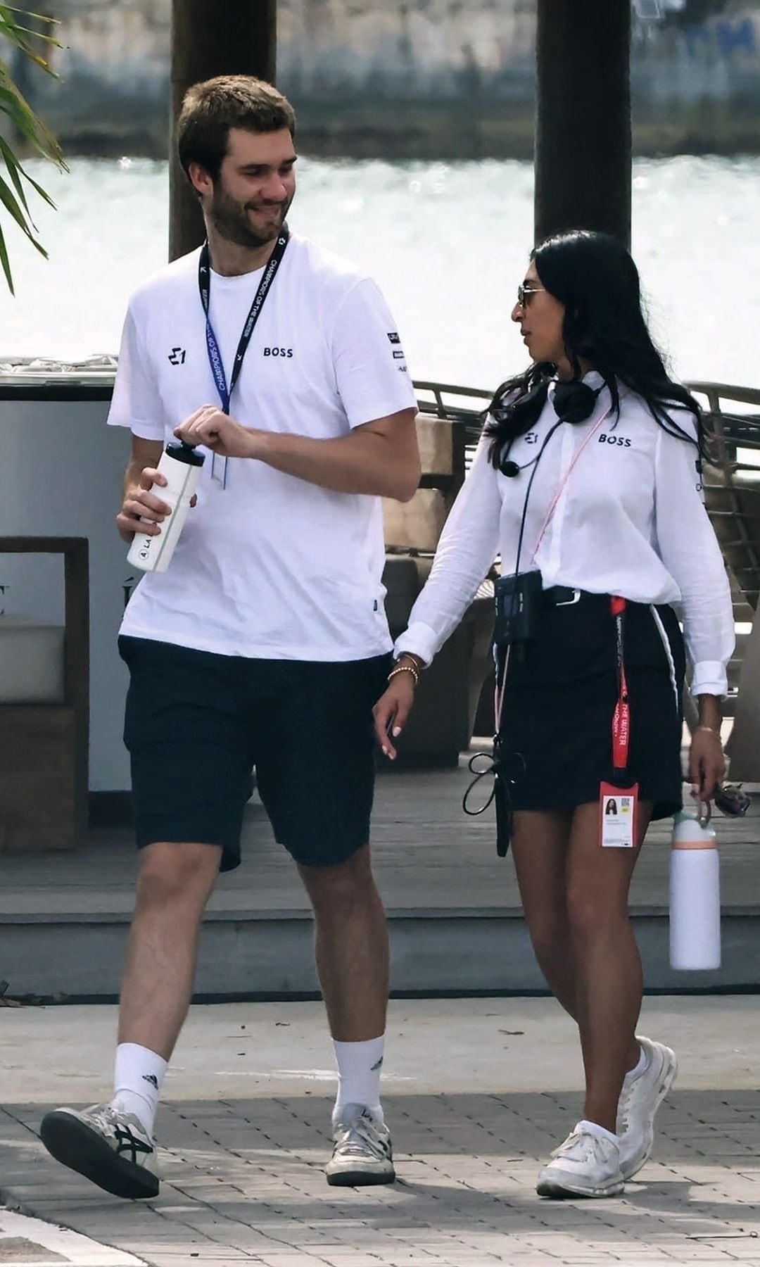 E1 Series GP Miami 2025, el primer campeonato mundial de lanchas eléctricas, llevó a Juan y a su novia, Sophia Khan, de viaje a Estados Unidos. Sophia trabaja como "teams executive" y Juan, que empezó en la Extreme E, como "city partnerships executive", que se lee como responsable de coordinar el campeonato y las ciudades anfitrionas, en este caso, Miami.