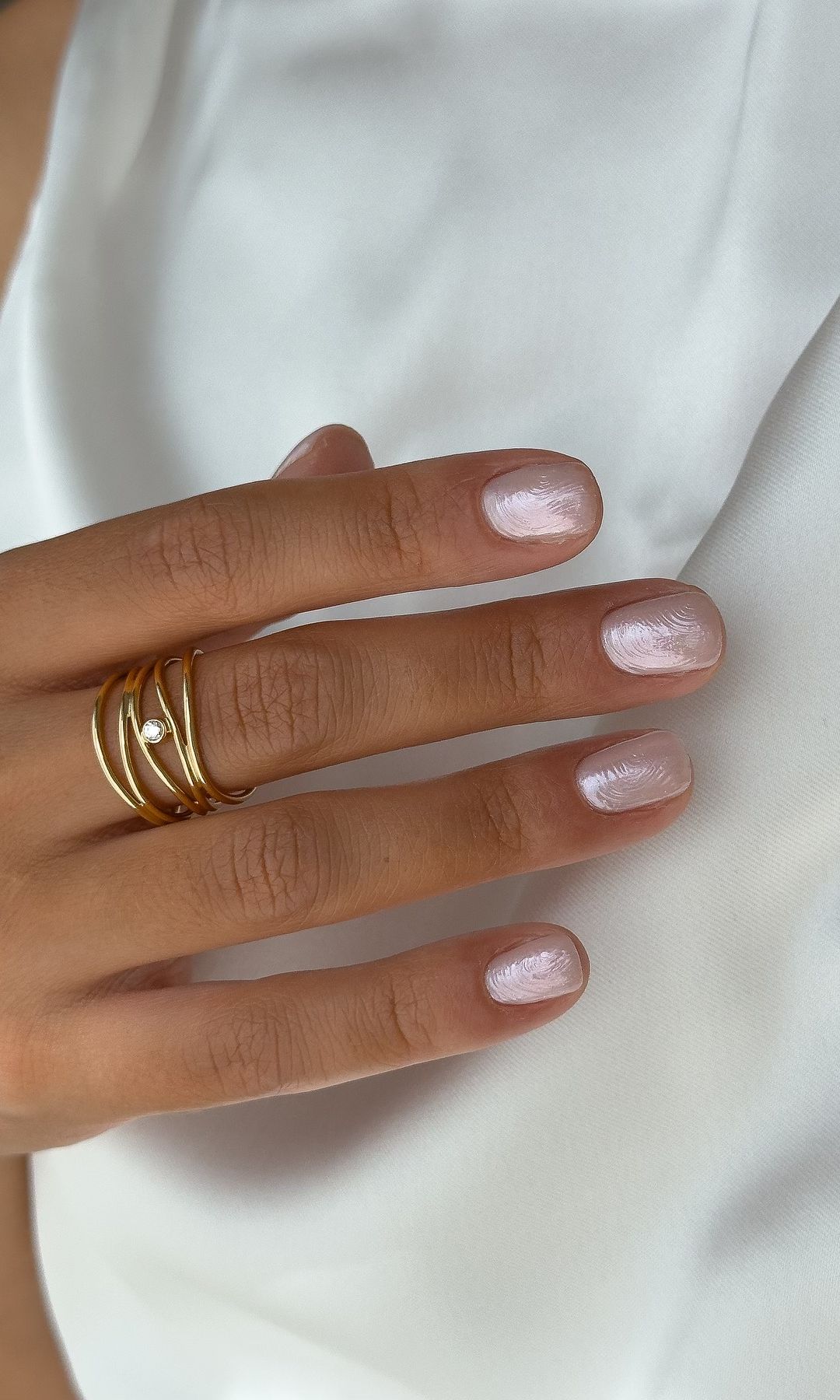 Manicura perlada con relieve