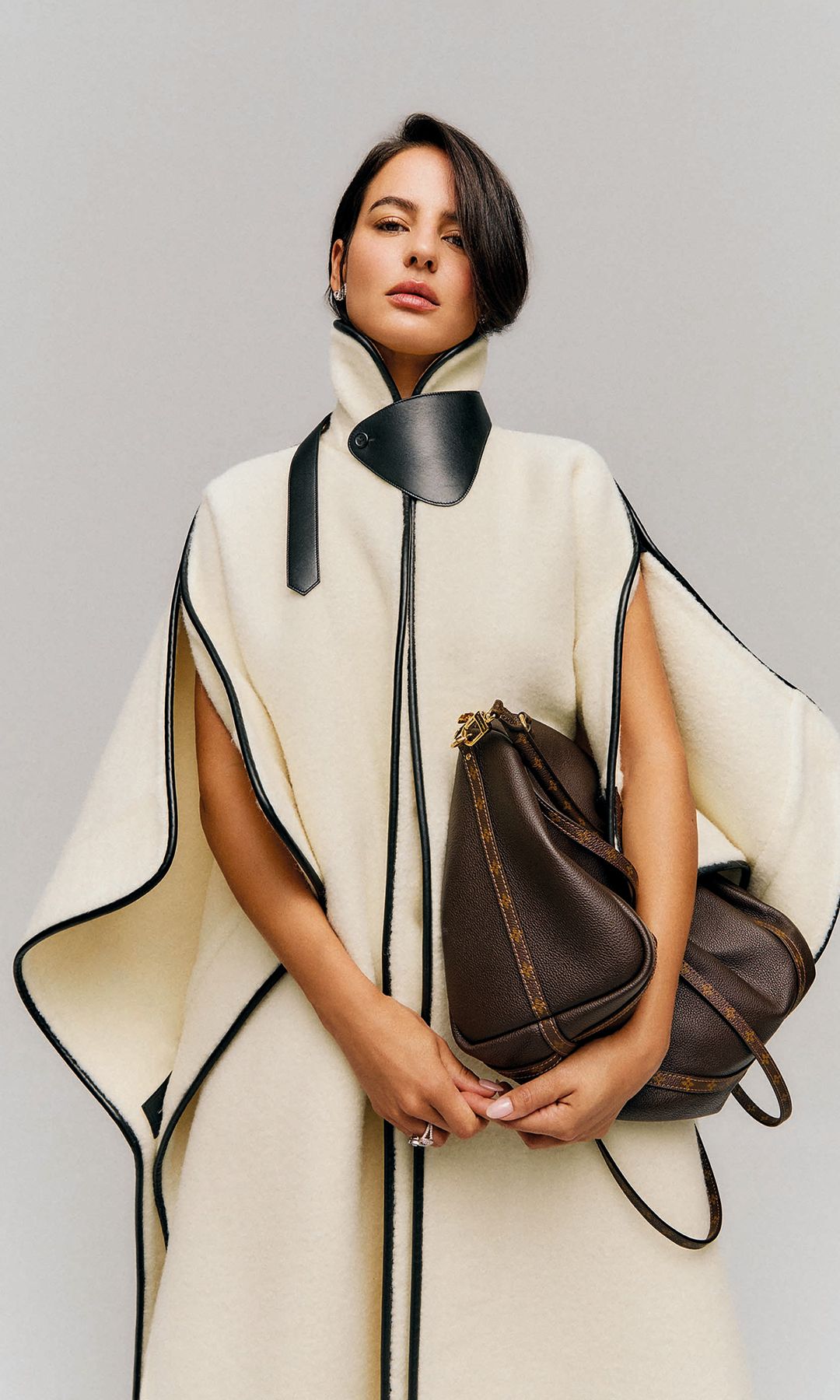 TALANTE 
ABIERTO
La actriz y empresaria de moda Jana Pérez posa, con aire distinguido, con abrigo-capa y bolso, de Louis Vuitton, y joyas, de Chaumet.