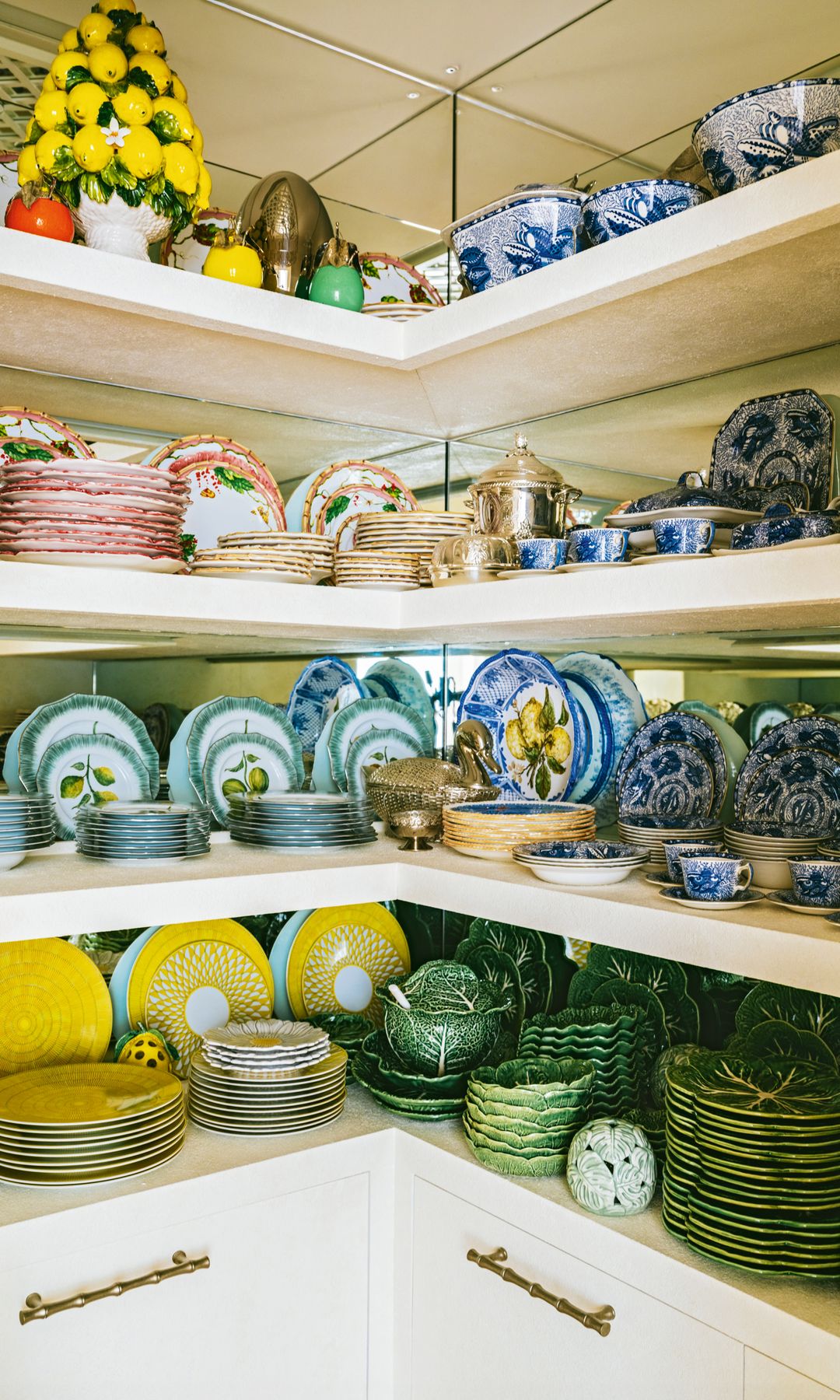 Estanterías con vajillas decorativas, incluyendo platos y tazas en varios diseños y colores