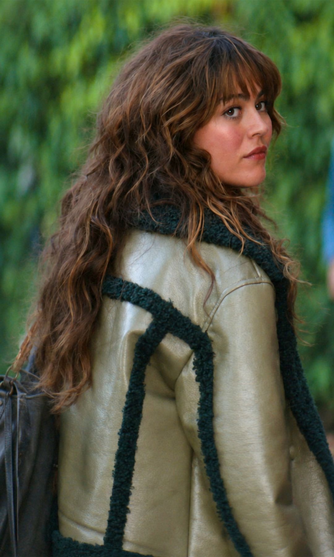 Allie en Off Campus luce un peinado con ondas naturales y flequillo desfilado tendencia en verano 2026