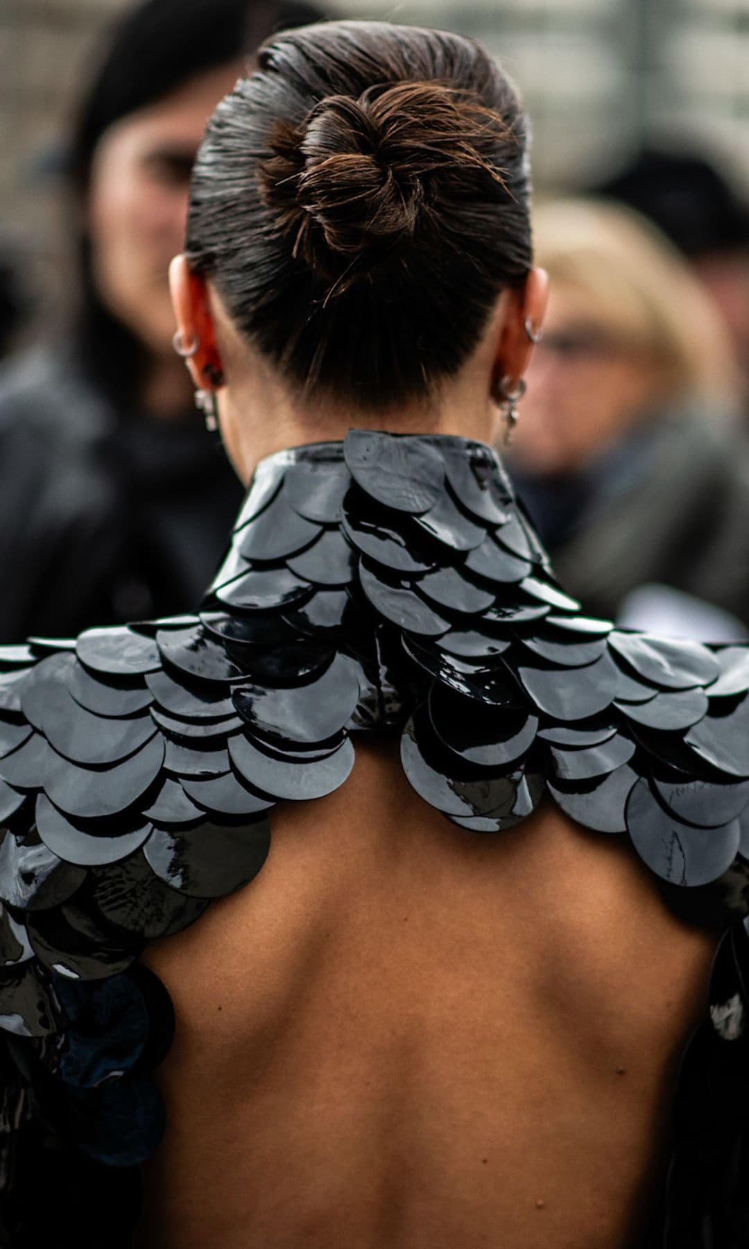 Invitada semana de la moda Milán moño medio vestido de maxilentejuelas