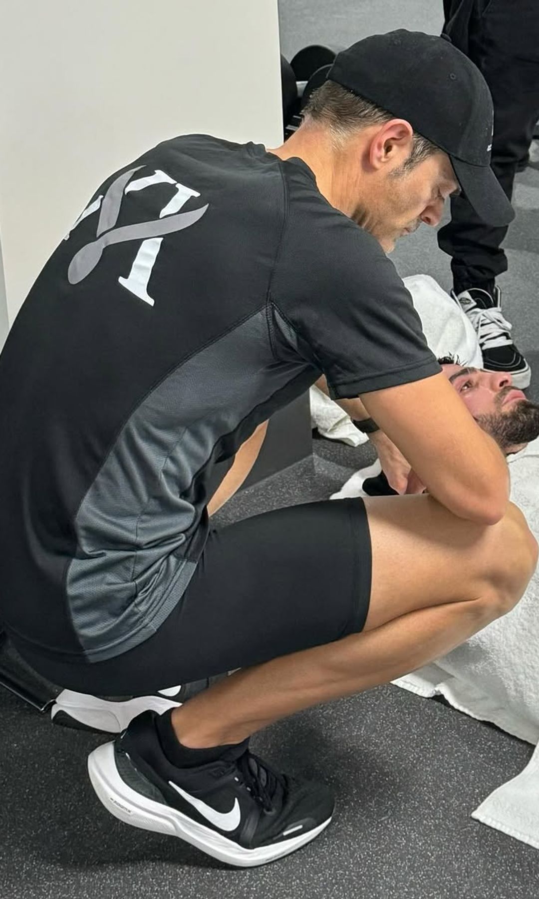 El doctor Aldo junto a Ilia Topuria a quien no deja solo ni un instante 