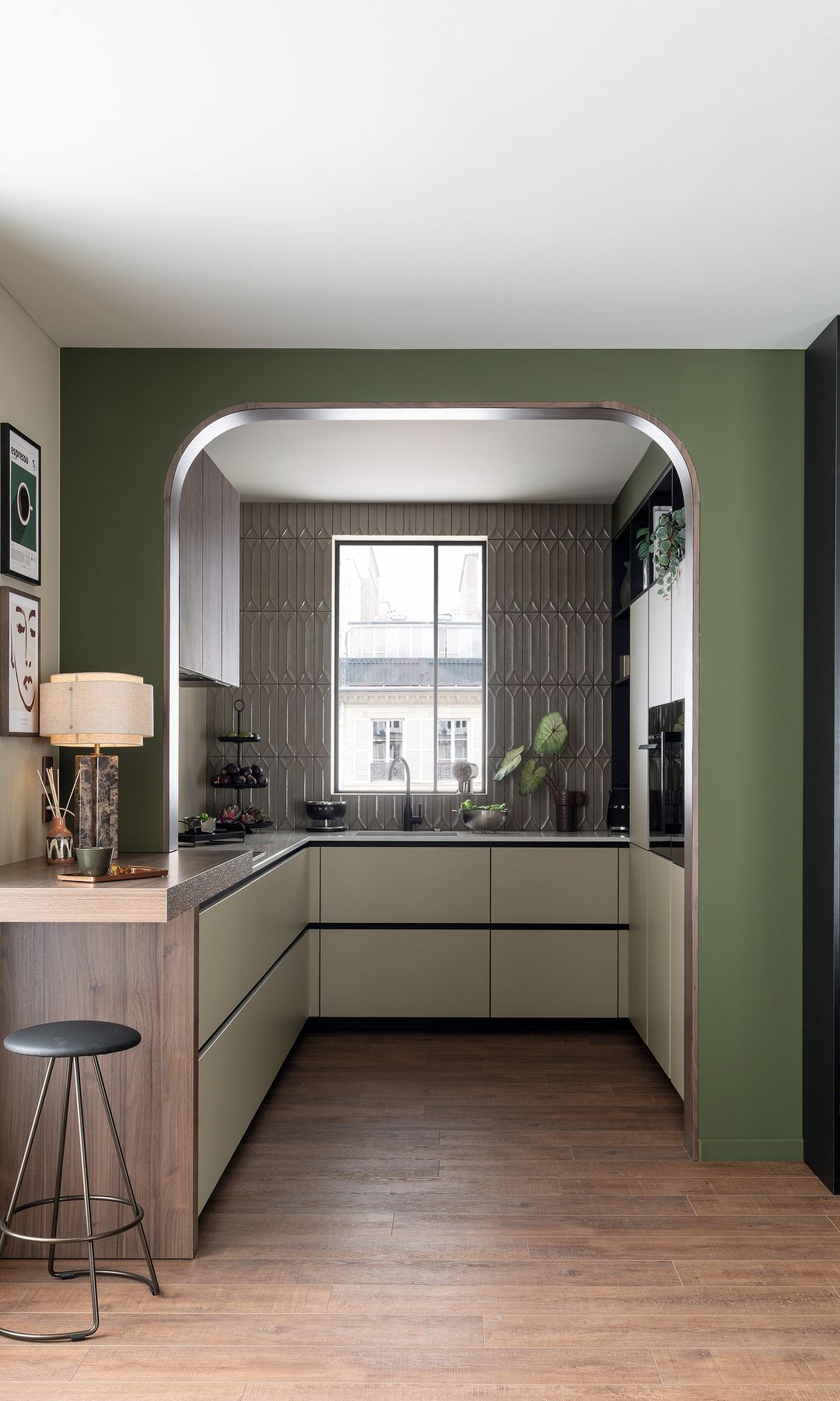 Cocina decorada en tonalidades marrones