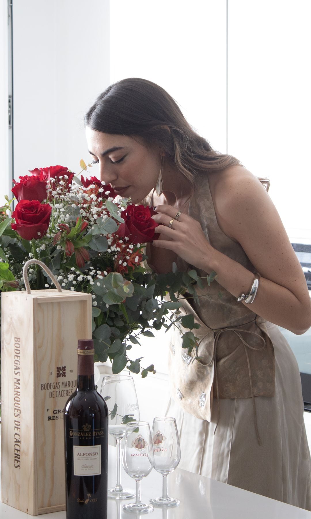 Claudia, oliendo las flores