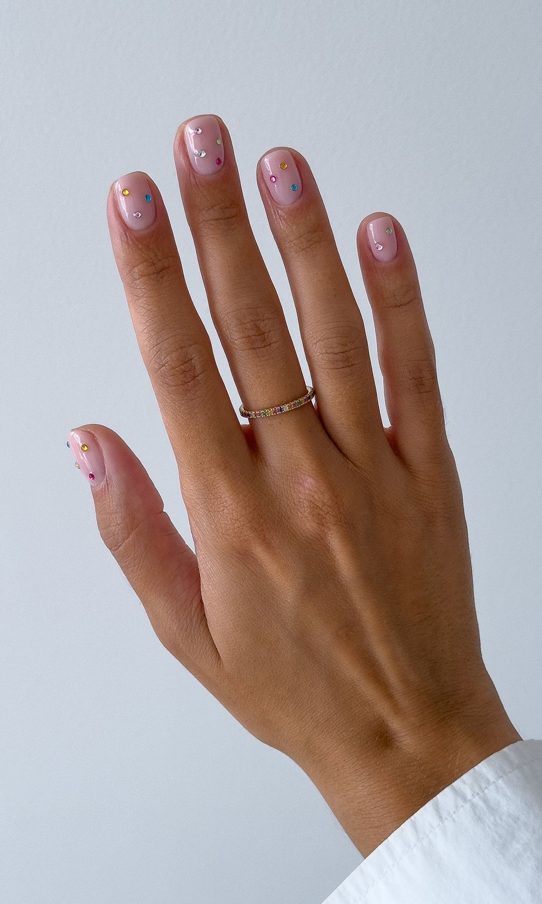 Manicura con brillos y cristales