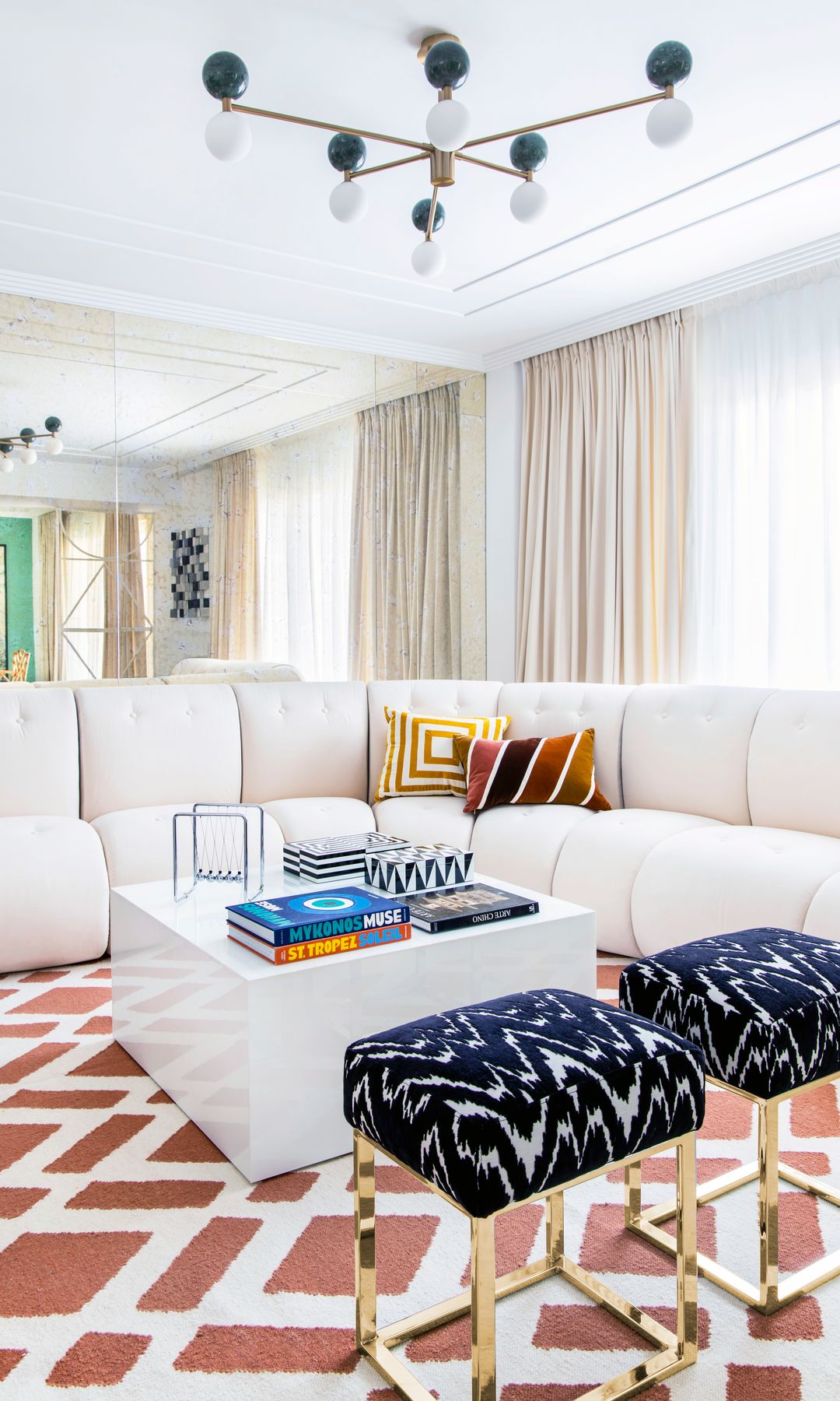 Salón con gran espejo