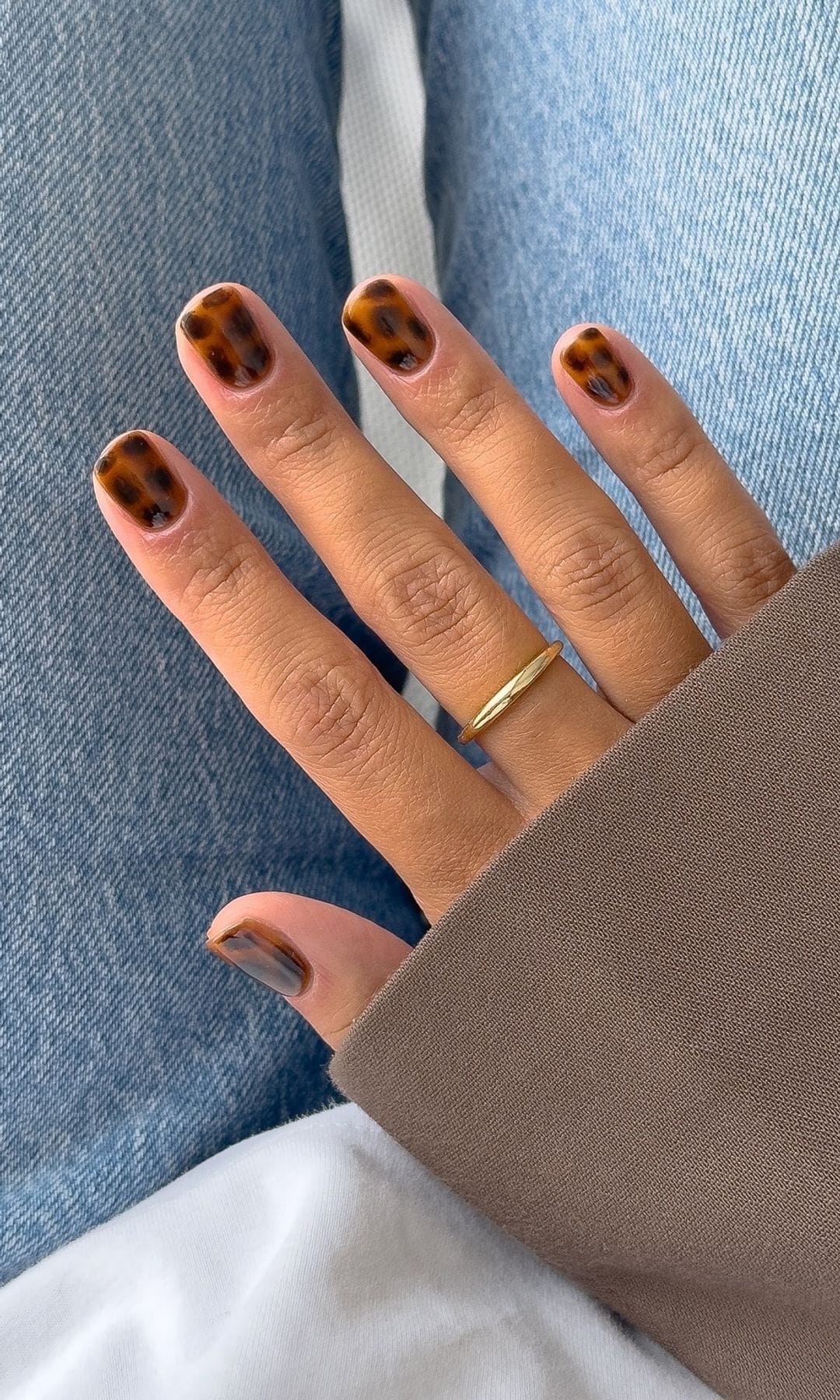 manicura marrón y negra