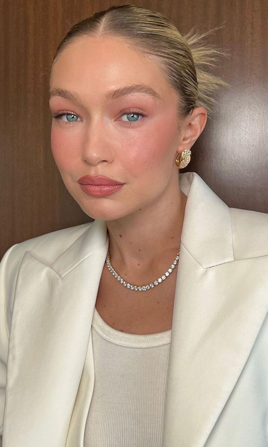 Gigi Hadid con pendientes de PDPAOLA.