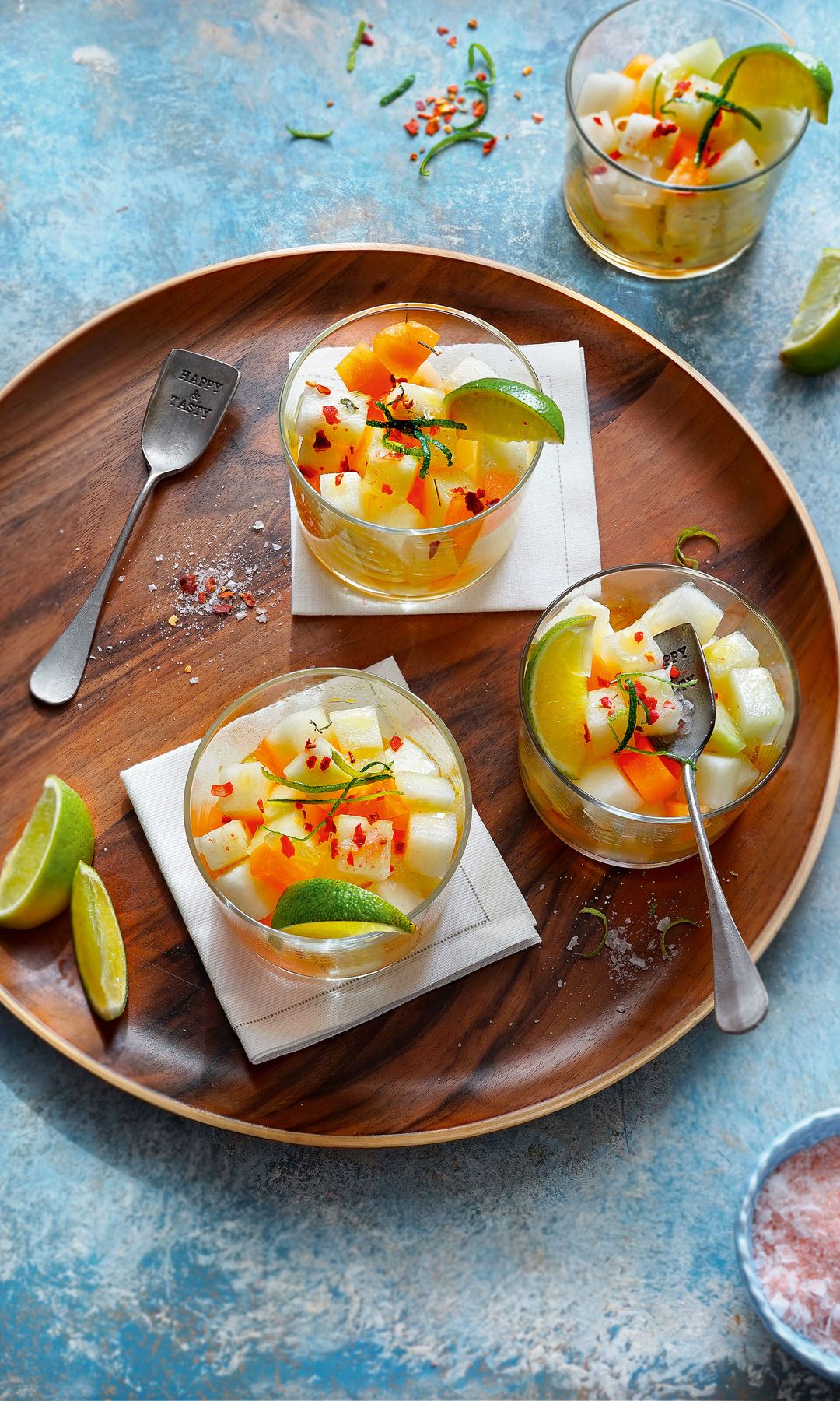 Cubos de melón marinados con lima, chile y sal rosa
