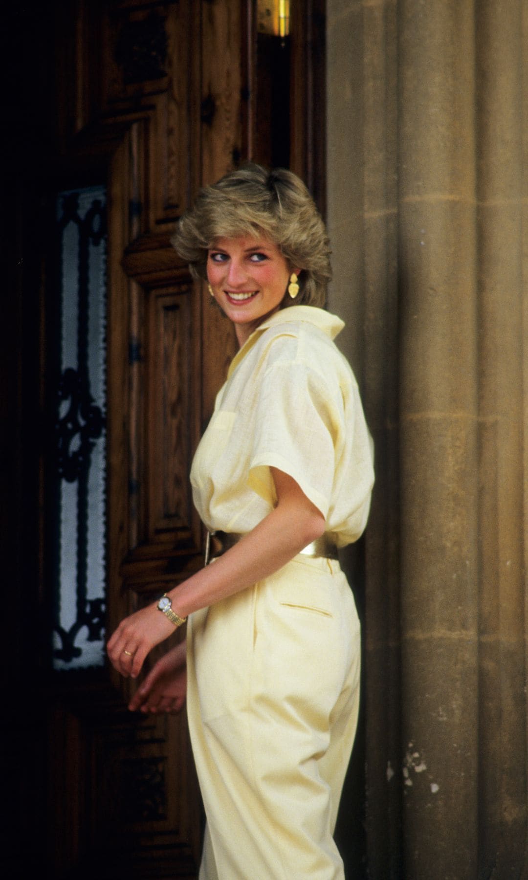 Diana de Gales en amarillo mantequilla.