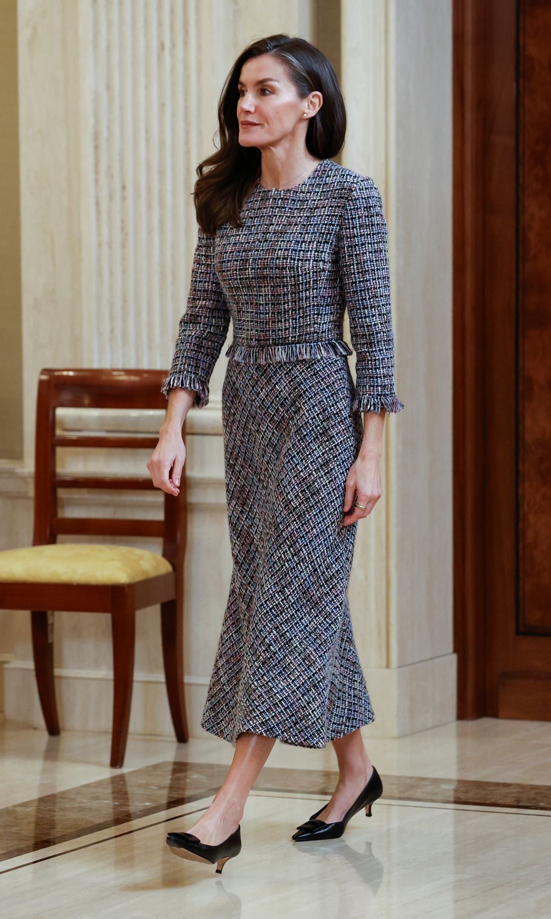 La reina Letizia recupera su vestido enigmático de 'tweed' que siempre lleva con el mismo calzado