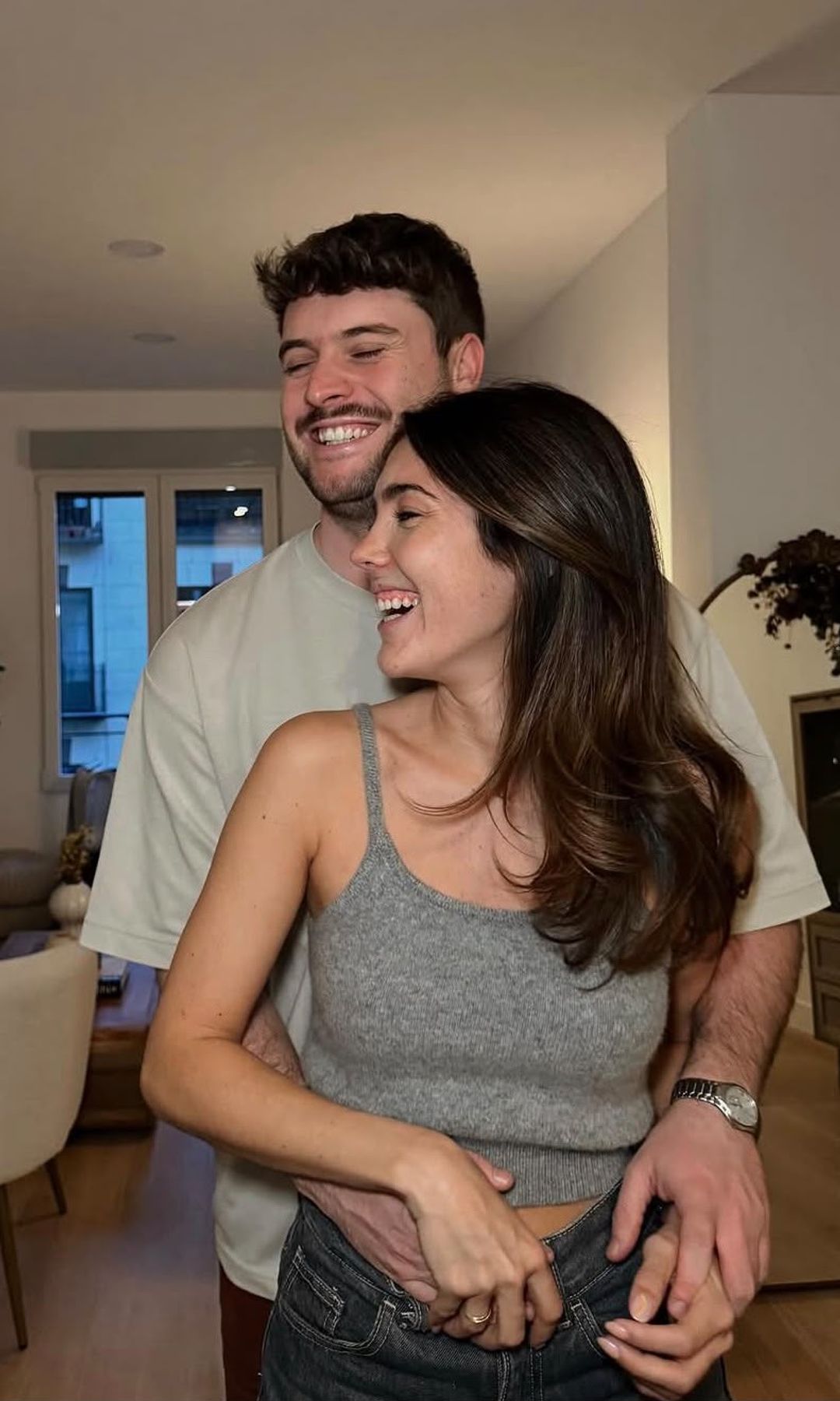 Anna Padilla y Mario Cristóbal abrazados entre gestos de cariño y complicidad