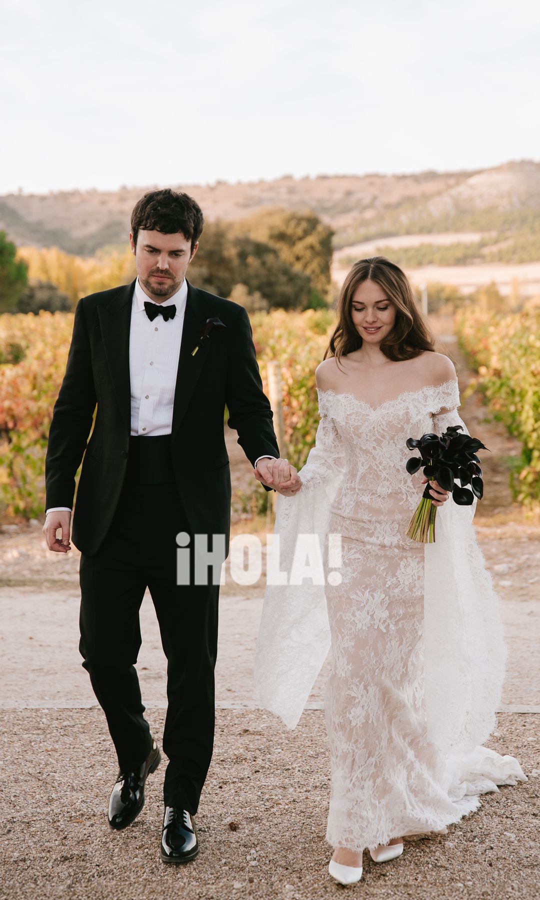 Stella Banderas caminando con su marido