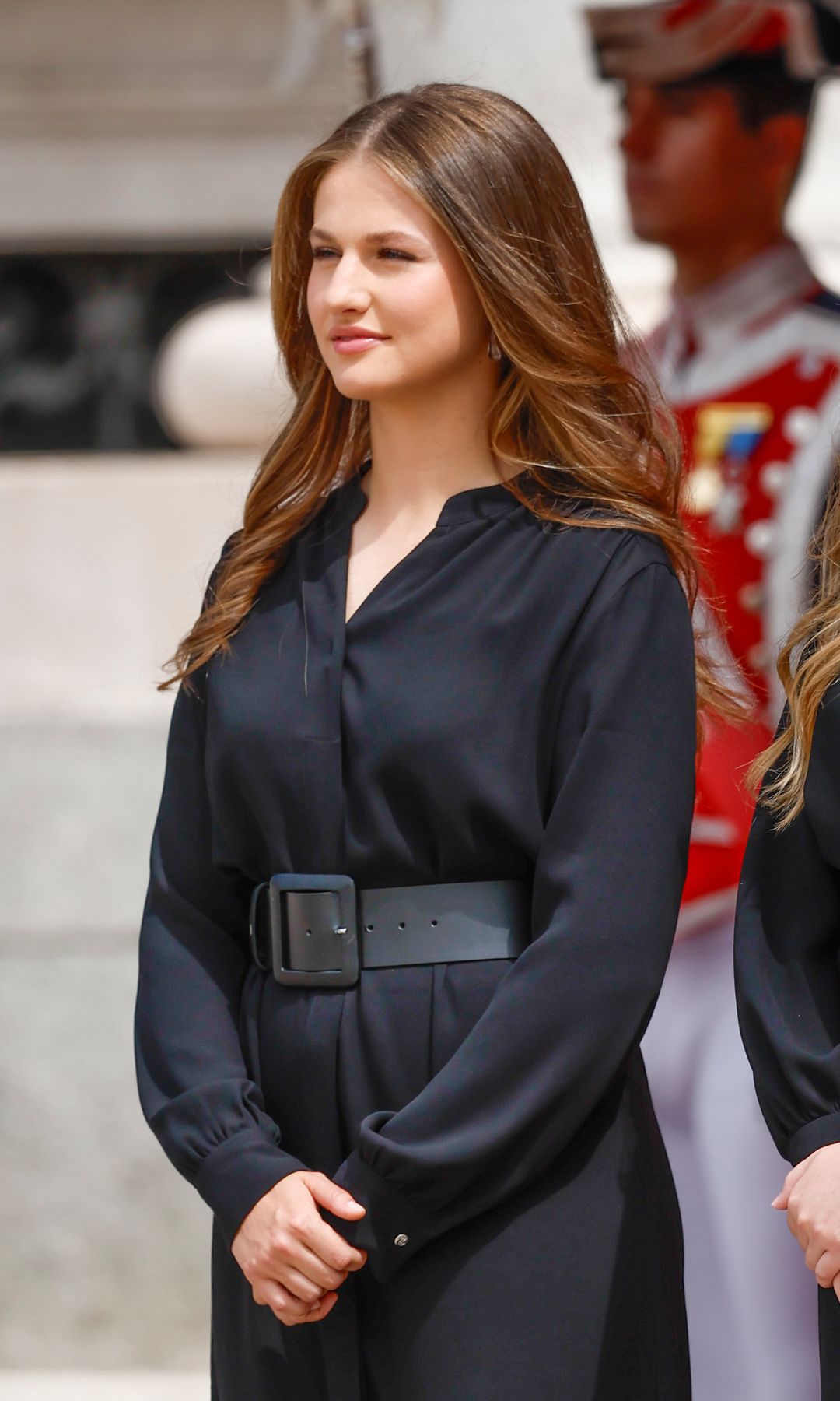 Leonor debuta ante el Papa con un impecable look negro, cinturón XL y pendientes en recuerdo a la DANA