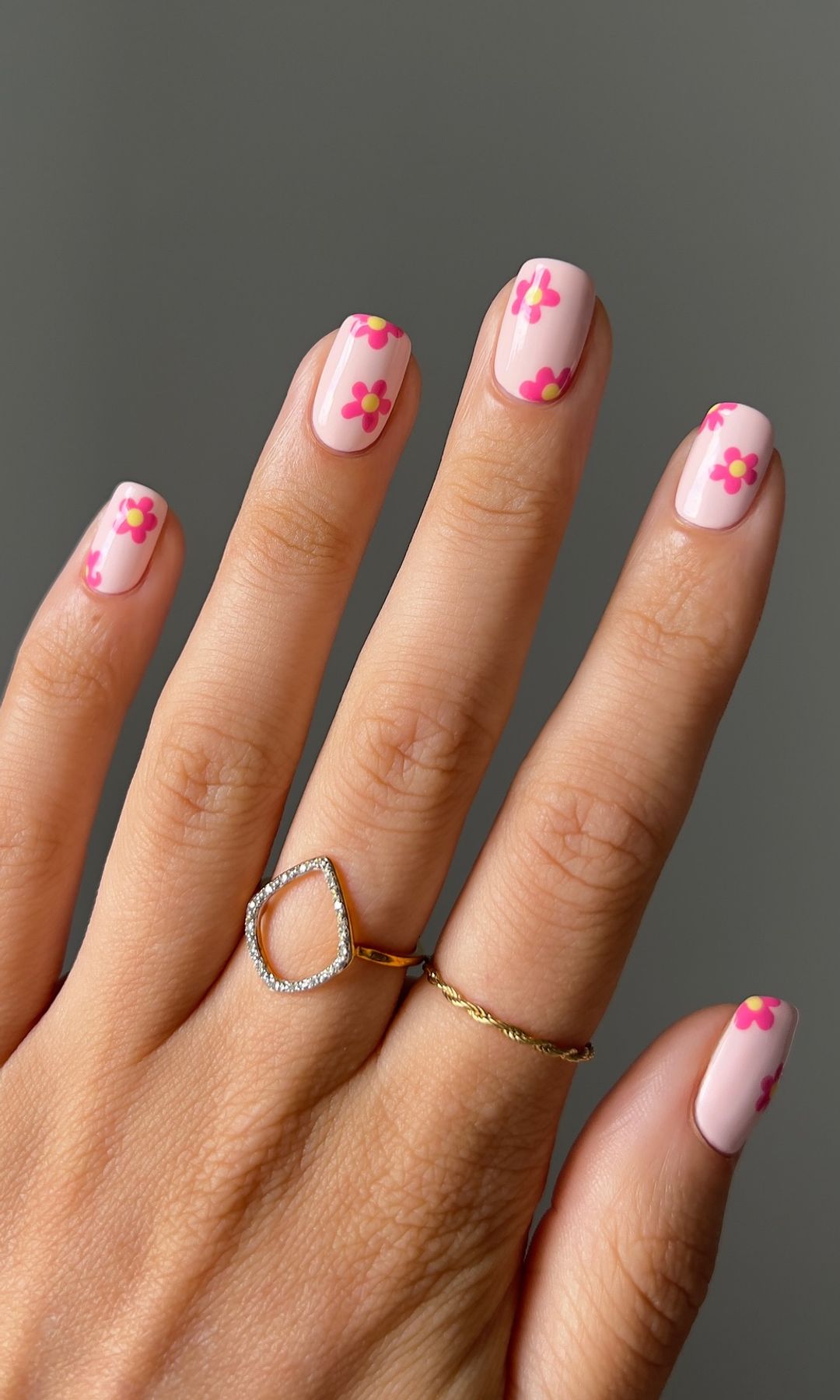 Manicura de flores en tonos rosas