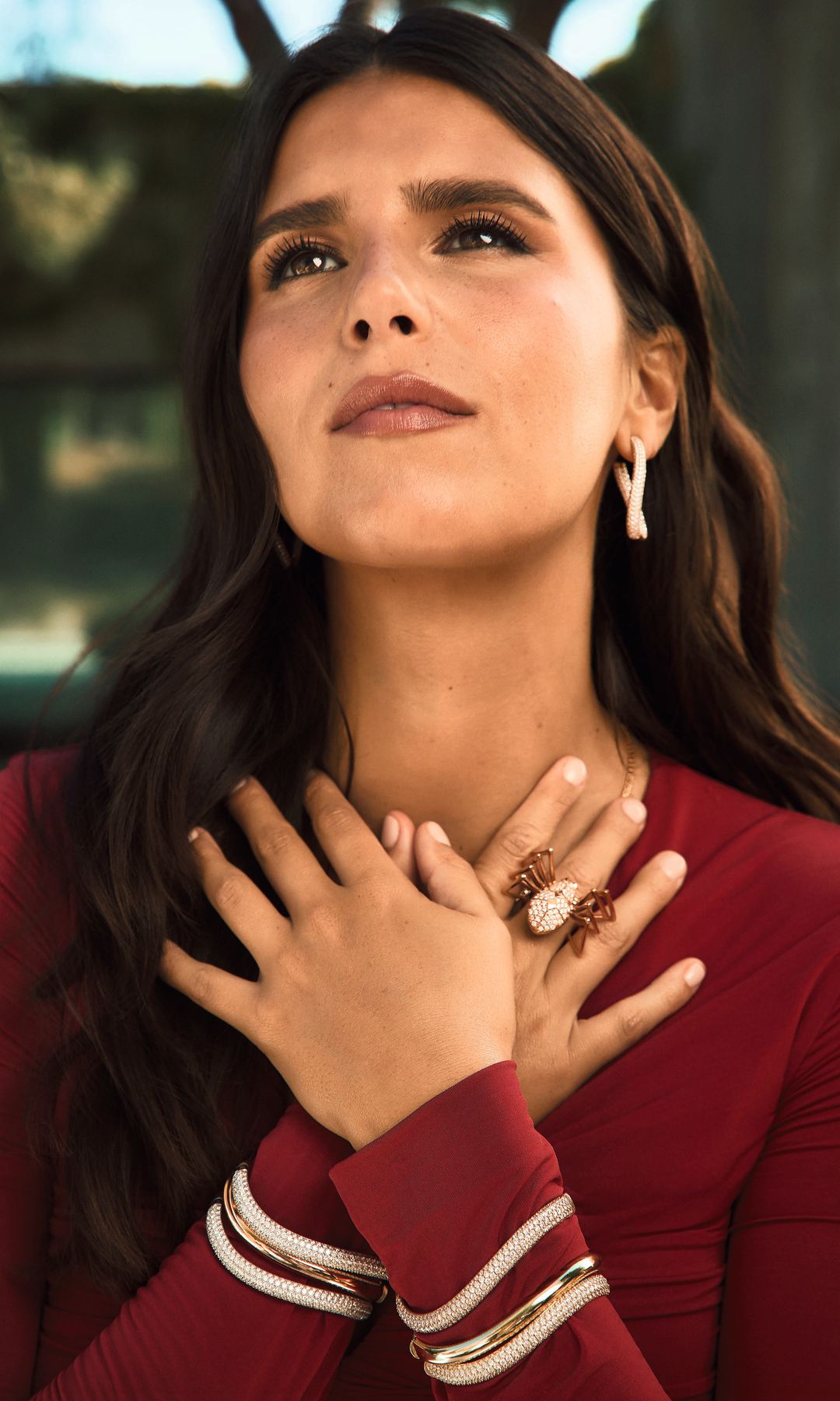 Con pendientes y pulseras Rabat Waves de oro rosa, blanco y amarillo con pavé de diamantes que le "conquistó el corazón"; y anillos Rabat Salvaje de oro rosa con araña de pavé de diamantes. 