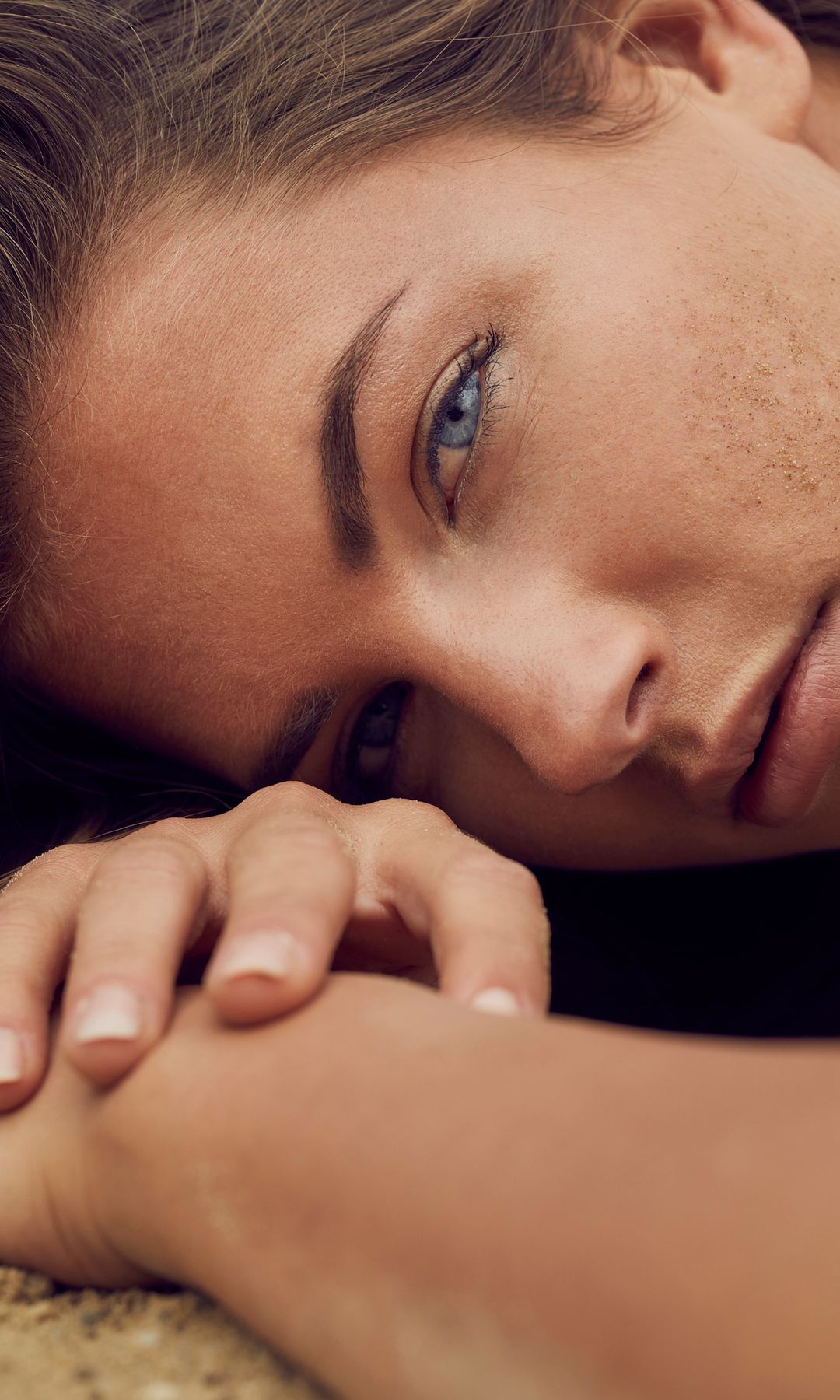 Una mujer con la piel bronceada