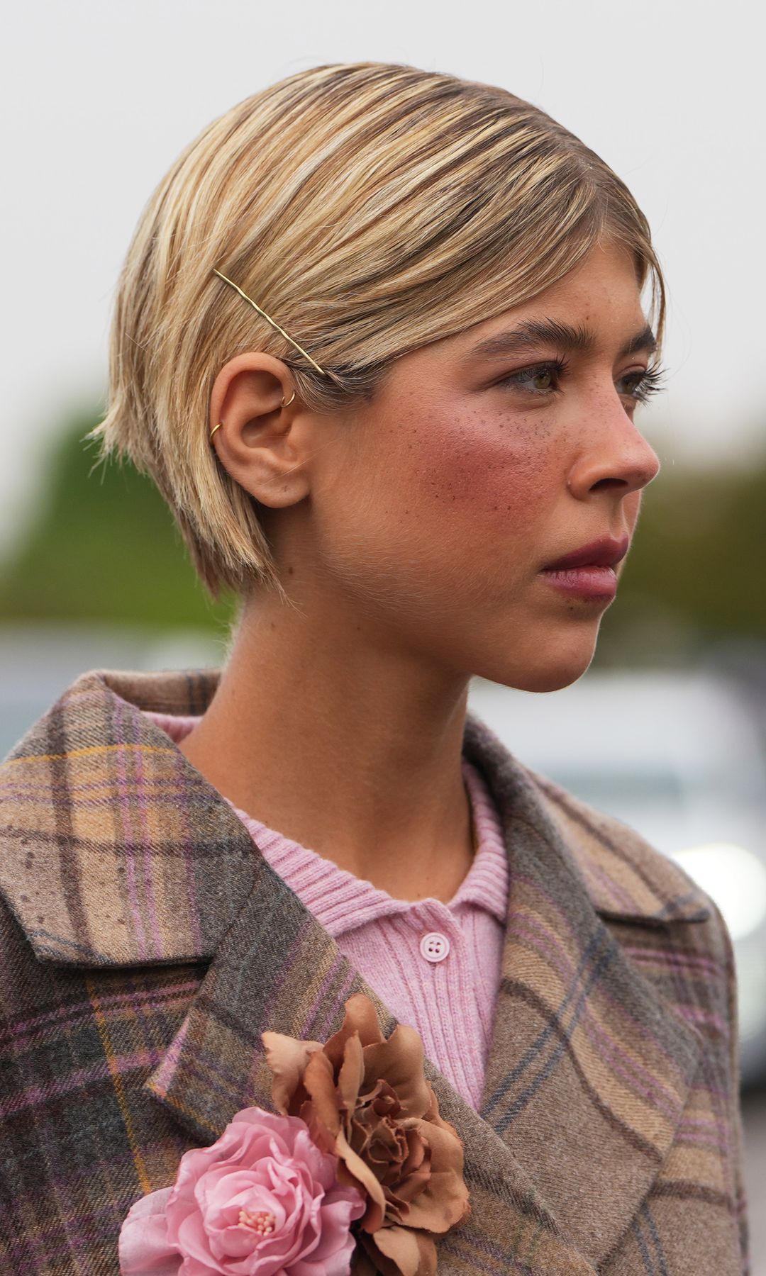  Corte de pelo corto y asimétrico para mujer