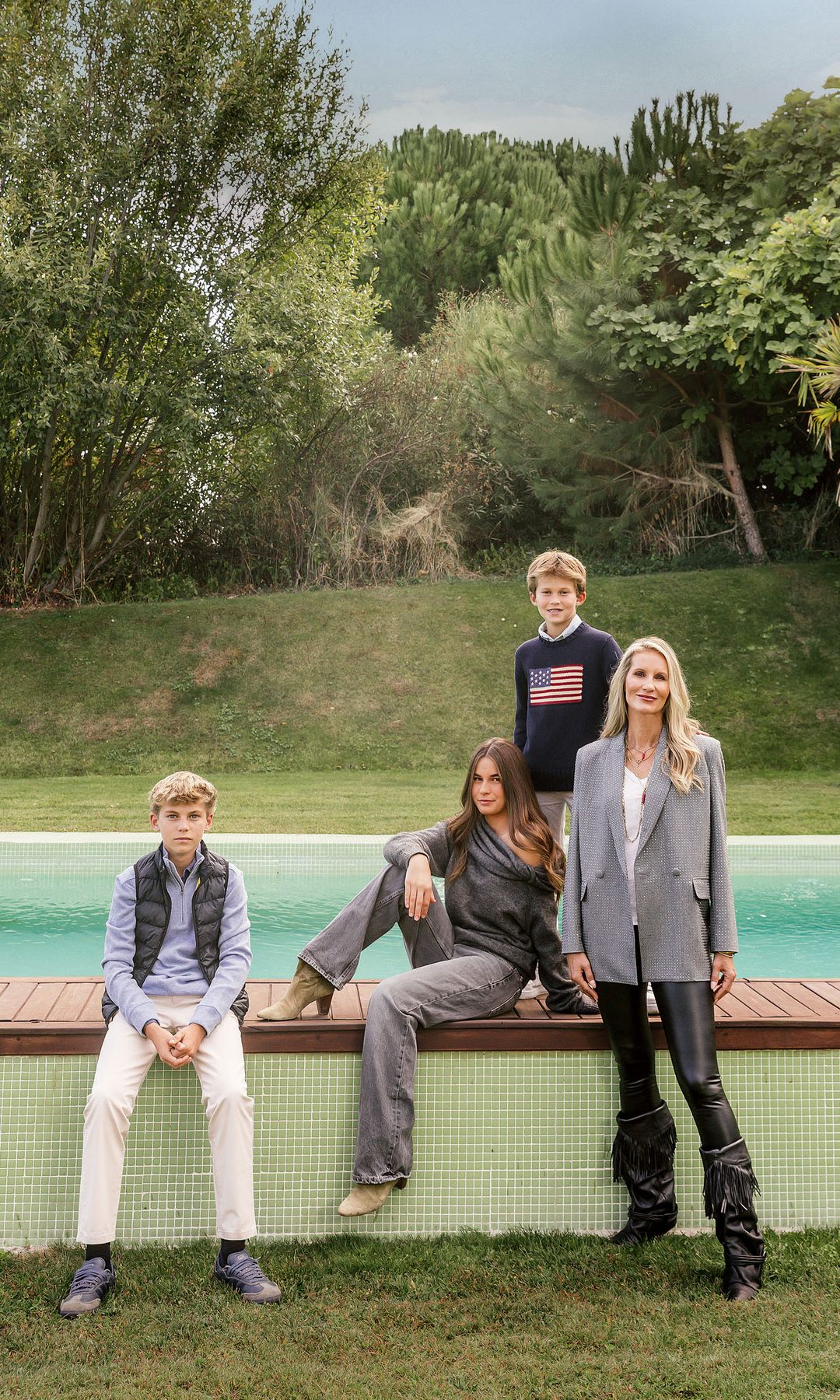 Nina y sus tres hijos, Mía, David y Ben, junto a la piscina, que se encuentra en el jardín de la parte posterior de la casa