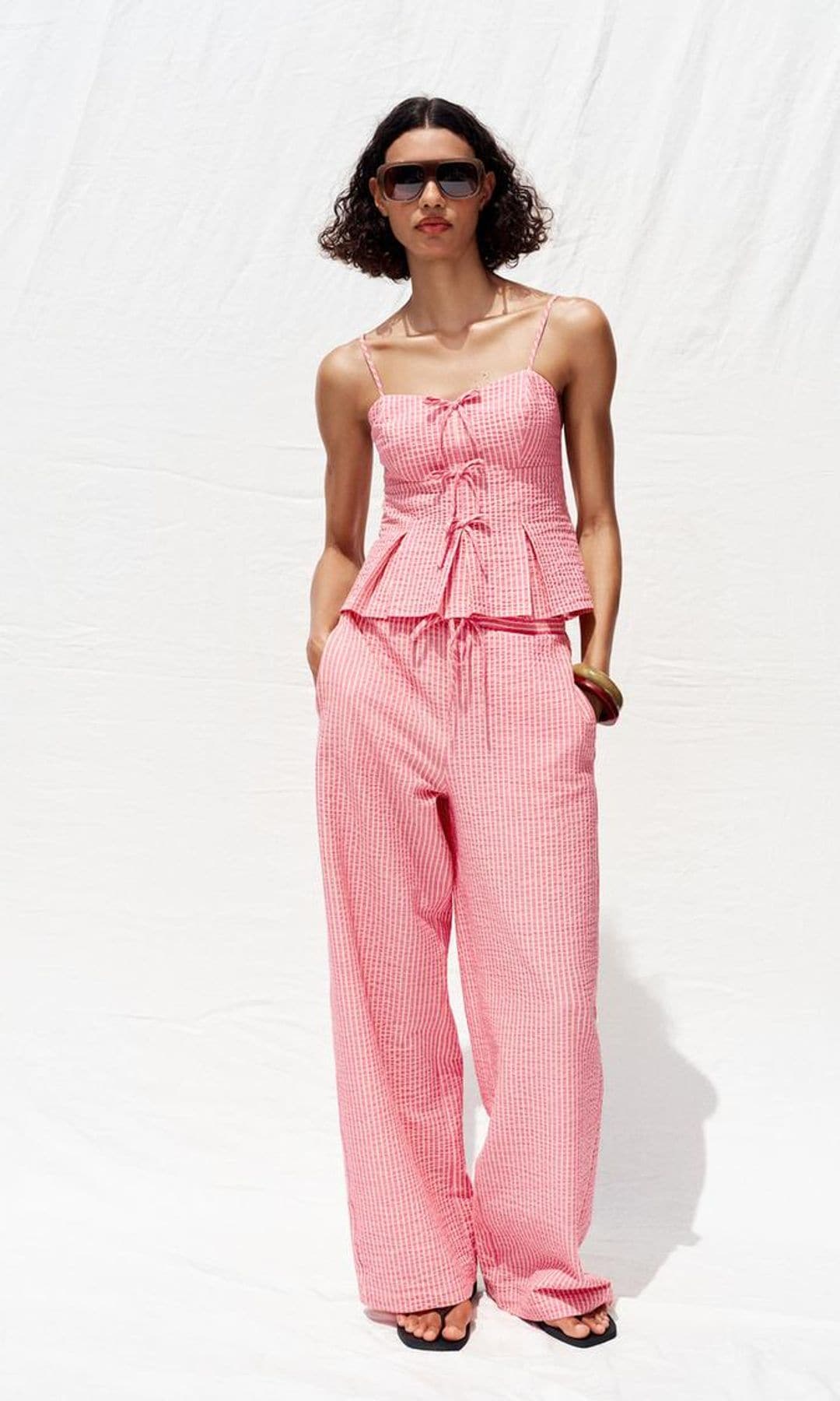 conjunto de rayas rosa y chanclas