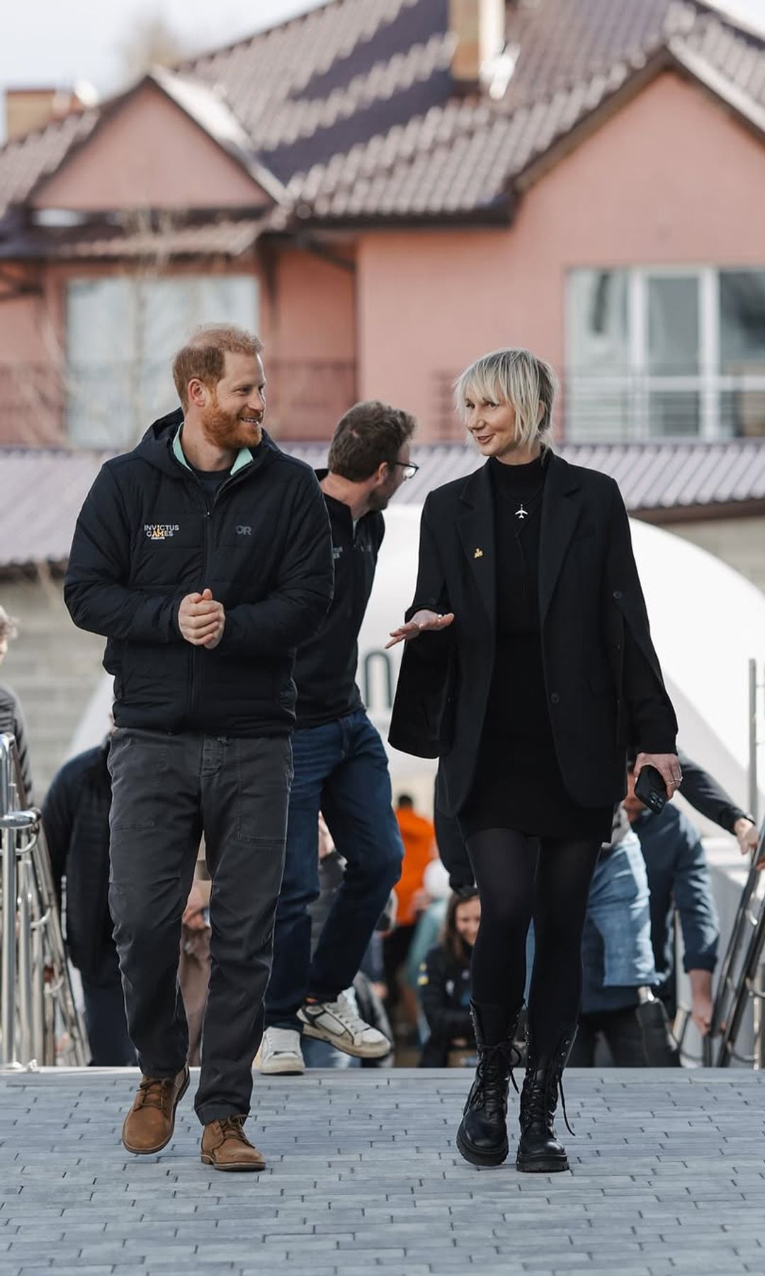 Harry es recibido a su llegada al Centro Superhumans por su directora Olga Rudniev, que fue la que invitó personalmente al príncipe al comprobar durante la última edición de los Juegos Invictus la especial atención que él dedicaba a la delegación ucraniana que participó