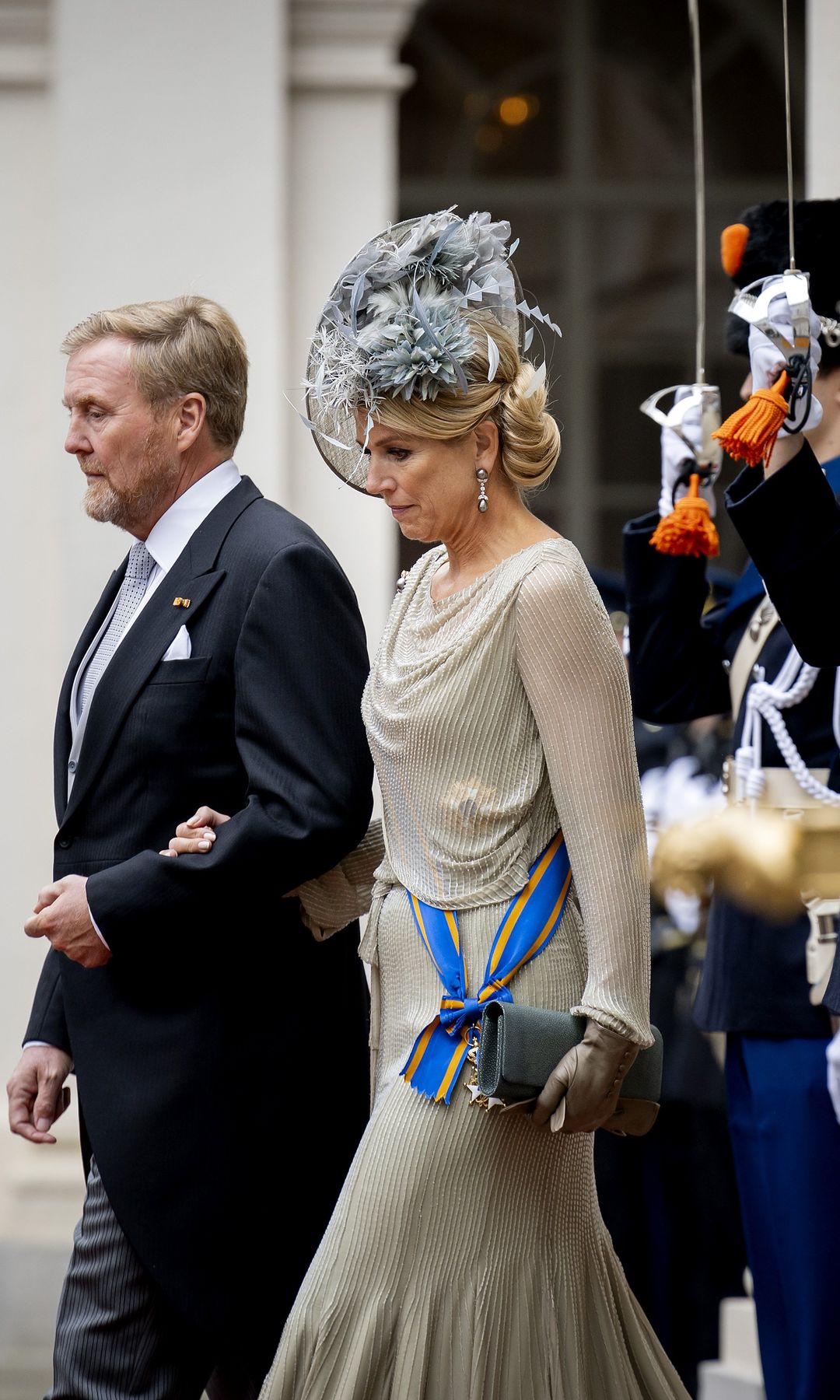 El deslumbrante vestido de Máxima con cuentas de vidrio y el tocado de flores y plumas que llevó por primera vez en Cádiz