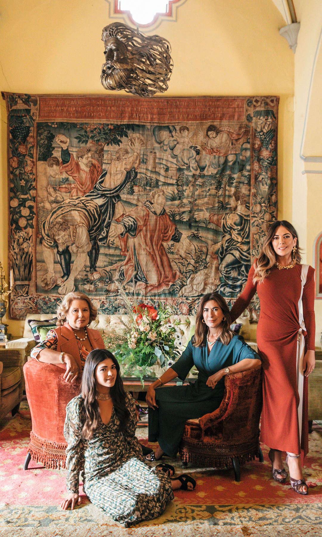 Cuatro generaciones de la familia y herederas del título de marquesa de San Joaquín y Pastor: izquierda, la marquesa Federica de Vallés y Huesca; sentada frente a ella, su hija mayor, Maya García-Corona de Vallés; de pie, la mayor de sus nietas, Patricia Trujillo; y sentada en primer término, su bisnieta mayor, Ángela Abaurre Trujillo