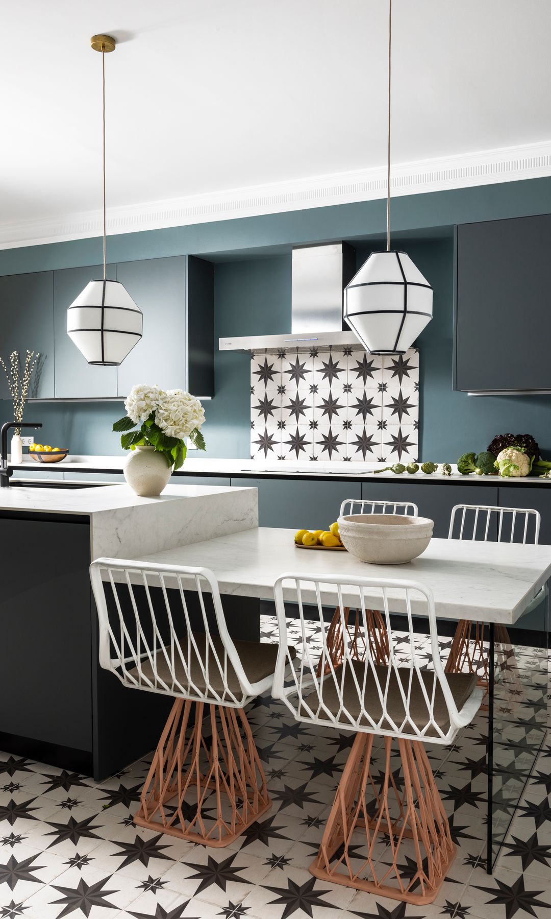 Cocina con azulejo llamativo
