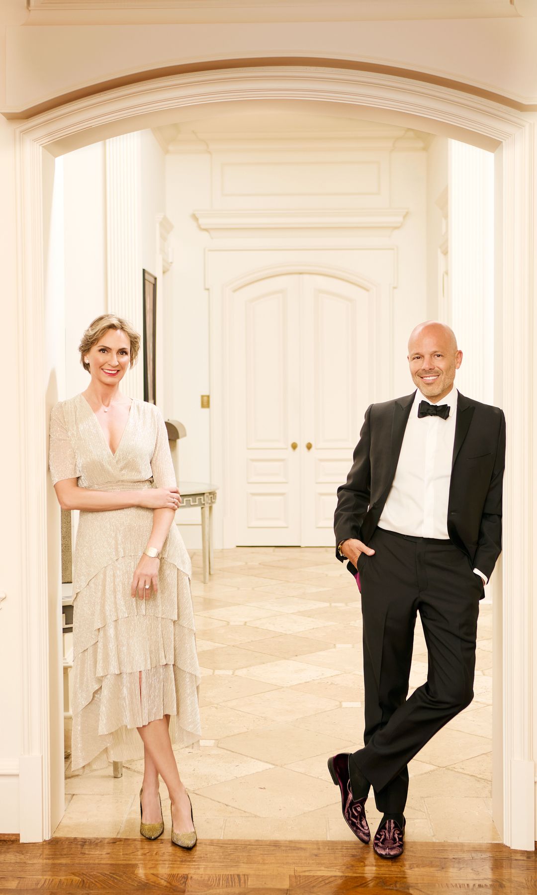 "Esta casa fue construida por una señora enamorada de todo lo francés. Trajo vigas de granjas francesas, chimeneas de villas francesas y mucho del diseño se inspiró en imágenes de propiedades en Francia", explica Raquel —aquí, junto a J. K. Franko en el recibidor