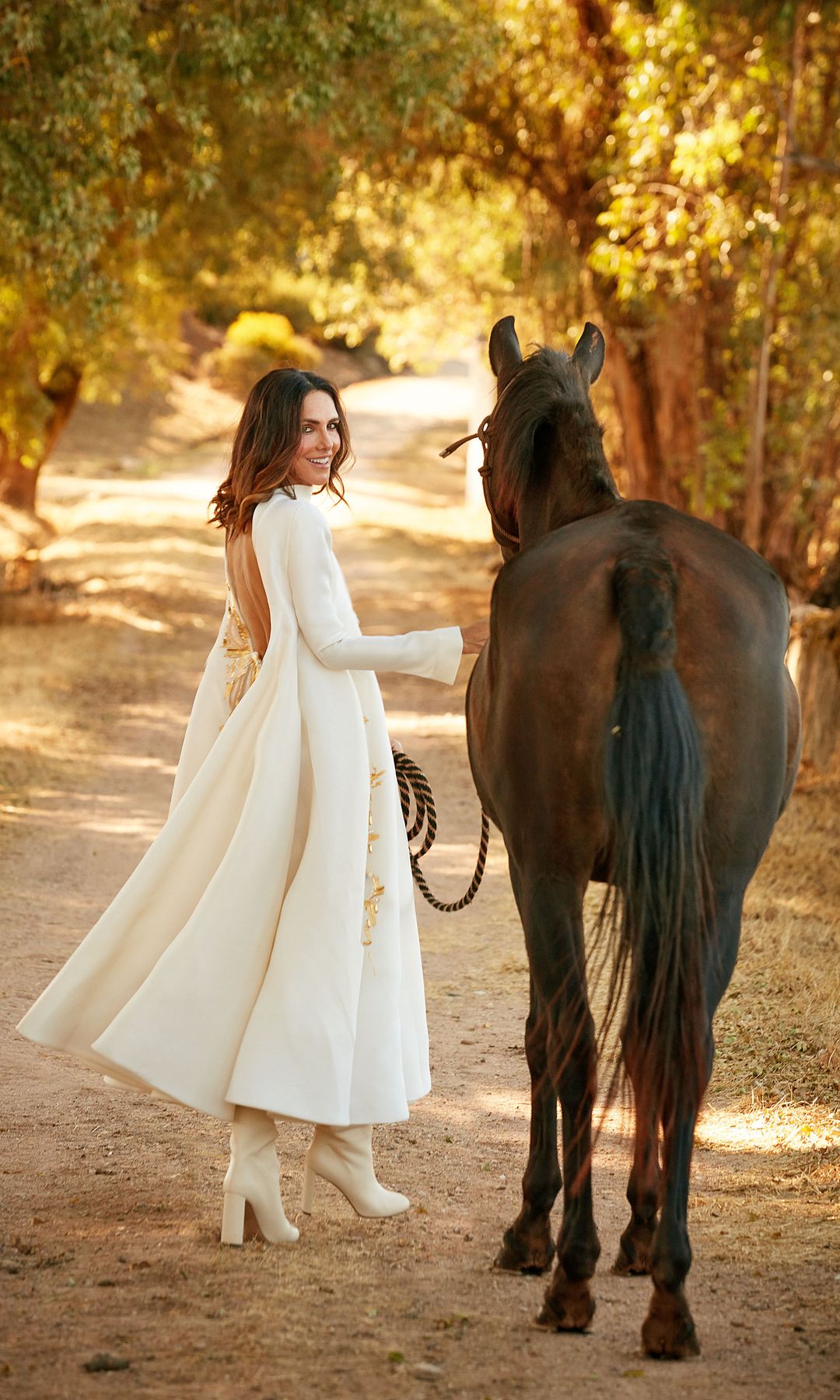 Adriana Abascal nos recibió en la finca de unos amigos, 'Herdade da Granja', en Estremoz, Portugal, para presentarnos la nueva colección de Maison Skorpios, la marca de botas y calzado que creó hace cinco años, y hablar de su vida. Entre olivos, viñedos y paseos a caballo, Adriana encuentra inspiración para sus colecciones. "De joven pensaba más en ser sexy; hoy me interesa mucho más la presencia", nos dijo