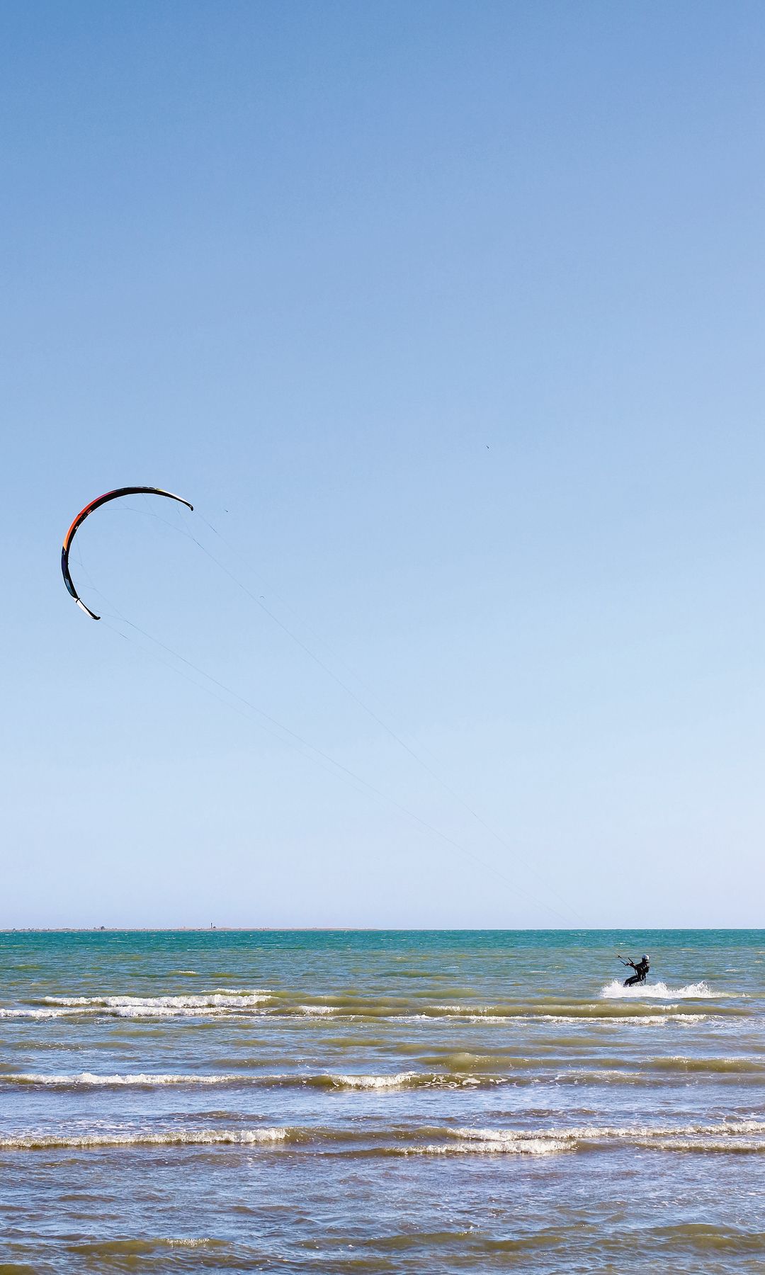 Kitesurfer en el delta del Ebro, Tarragona