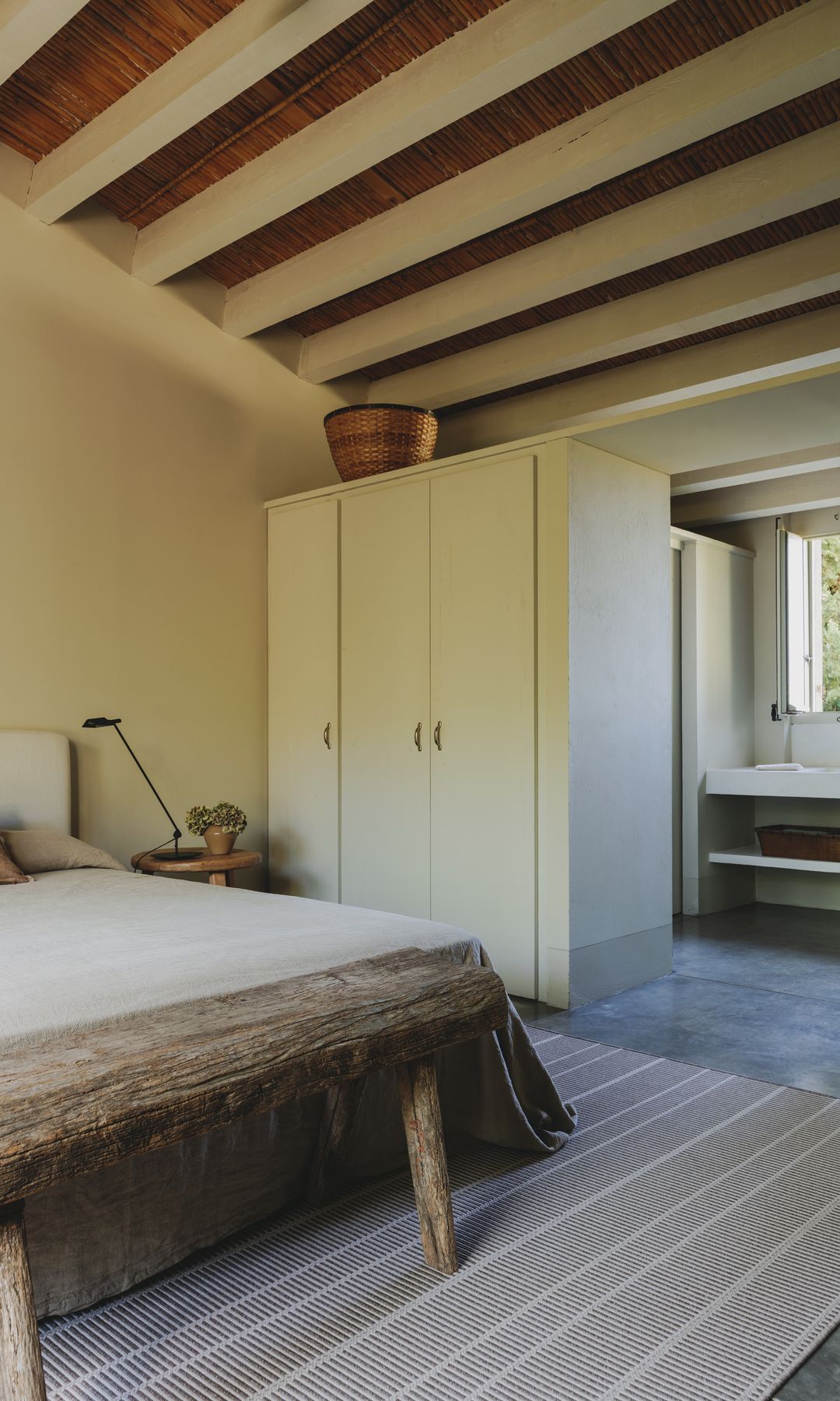 Dormitorio con baño en suite