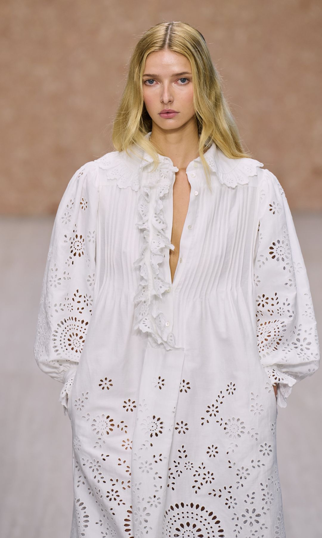 Apple, la hija de Gwyneth Paltrow y Chris Martin, da el salto a la pasarela y debuta como modelo en el desfile de Chloé