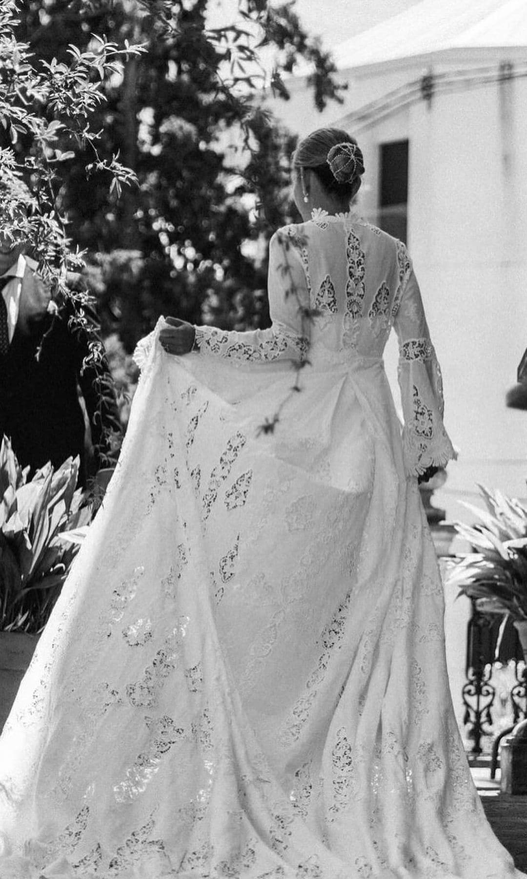Vestidos de novia virales con manteles y colchas abrigo